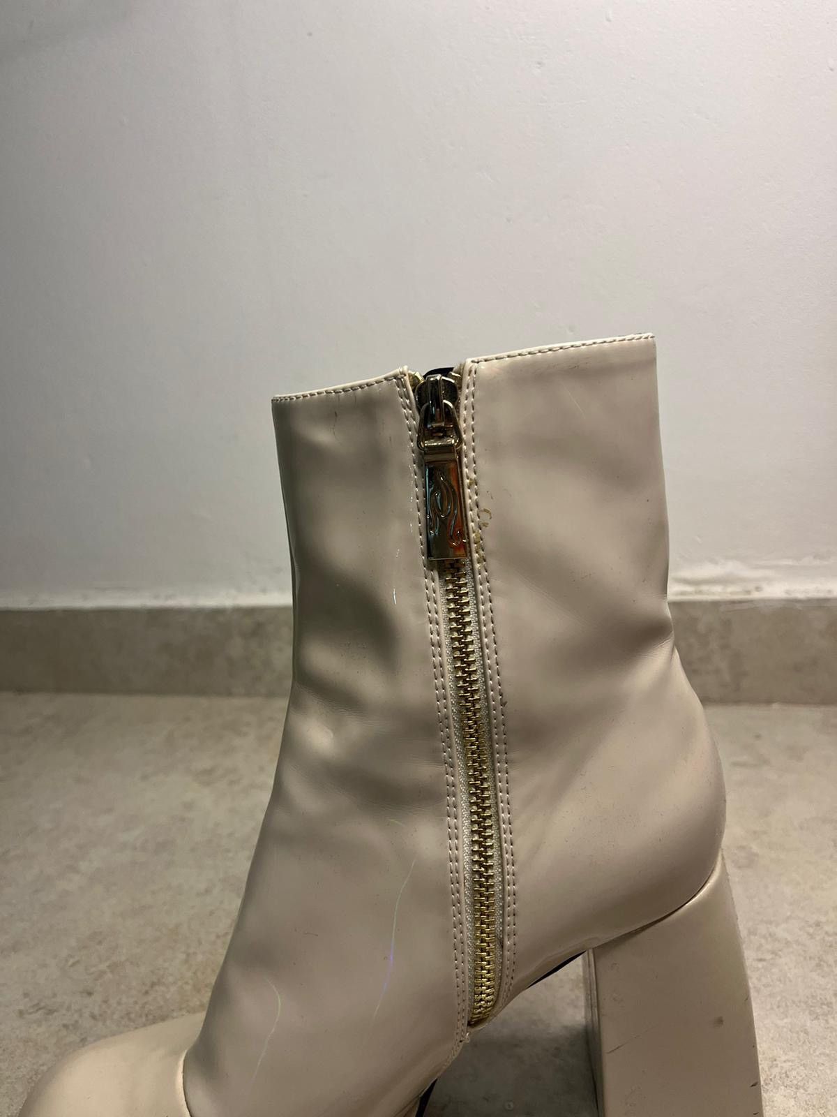Bershka × Japanese Brand Cream holographic platform boots Size US 7.5 / IT 37.5 - 2 Thumbnail