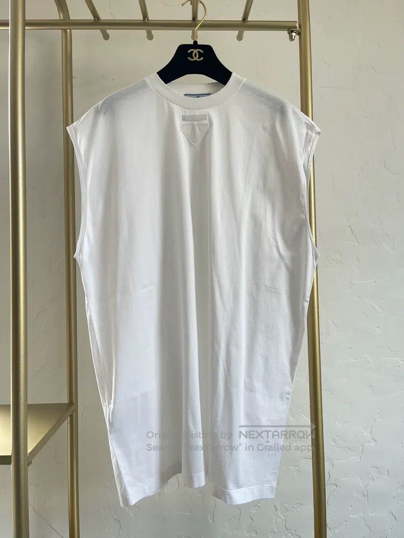 Prada Prada White triangle label sleeveless Size US S / EU 44-46 / 1 - 1 Thumbnail