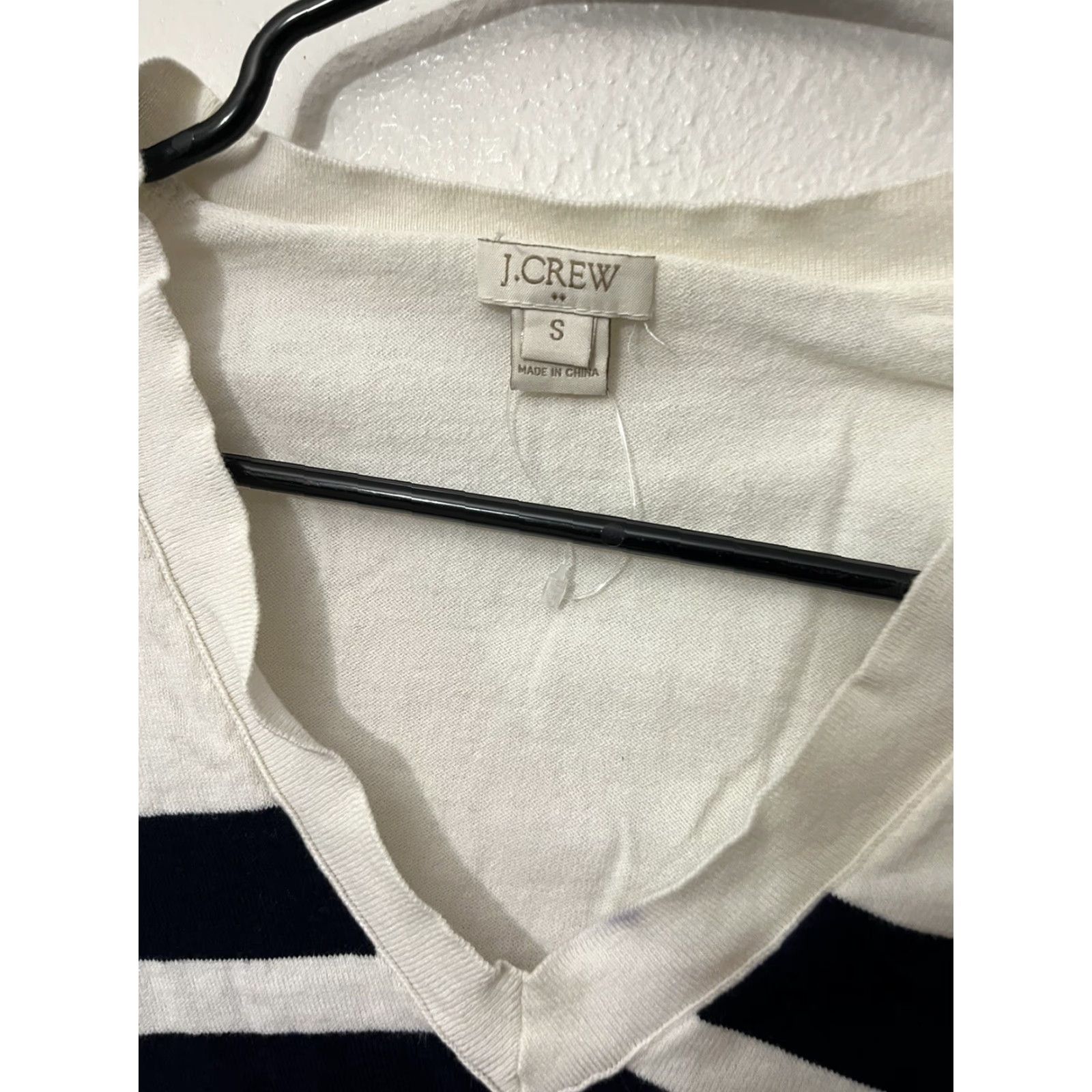 J.Crew JCrew factory Striped double stripe V neck long sleeve Sweater Sz S Ivory/Navy Size S / US 4 / IT 40 - 3 Thumbnail