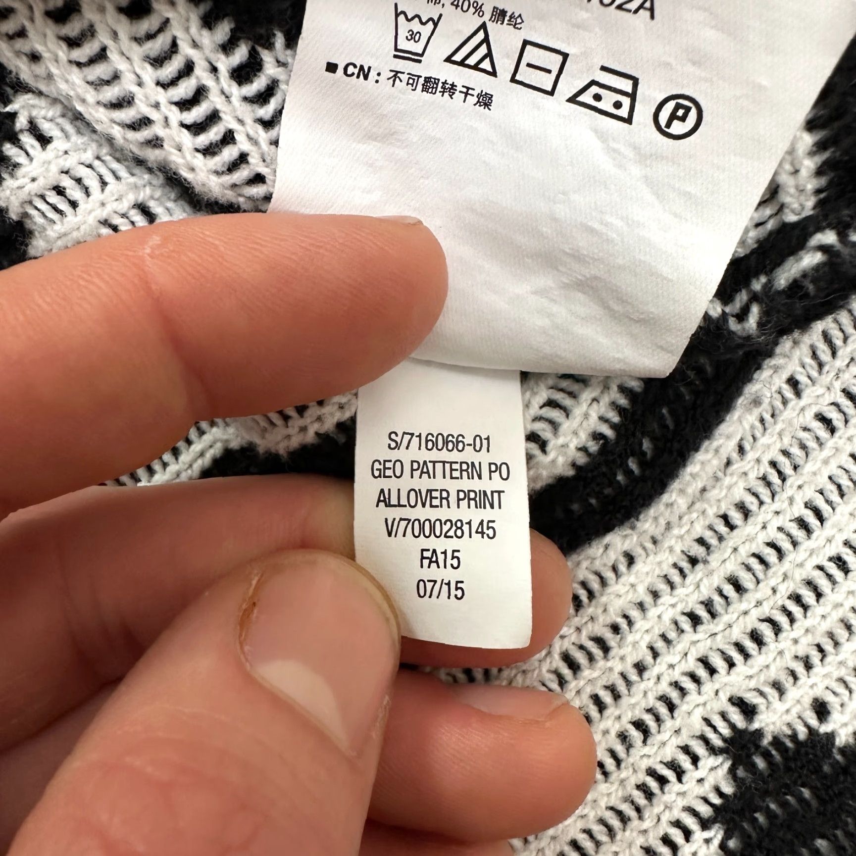 Old Navy Old Navy Sweater Shirt Poncho Sleeveless Cowl Neck Geometric Black White Women M-L Adult Regular Geometric Pattern 90s? (No, avoid adding decade) Size M / US 6-8 / IT 42-44 - 7 Thumbnail