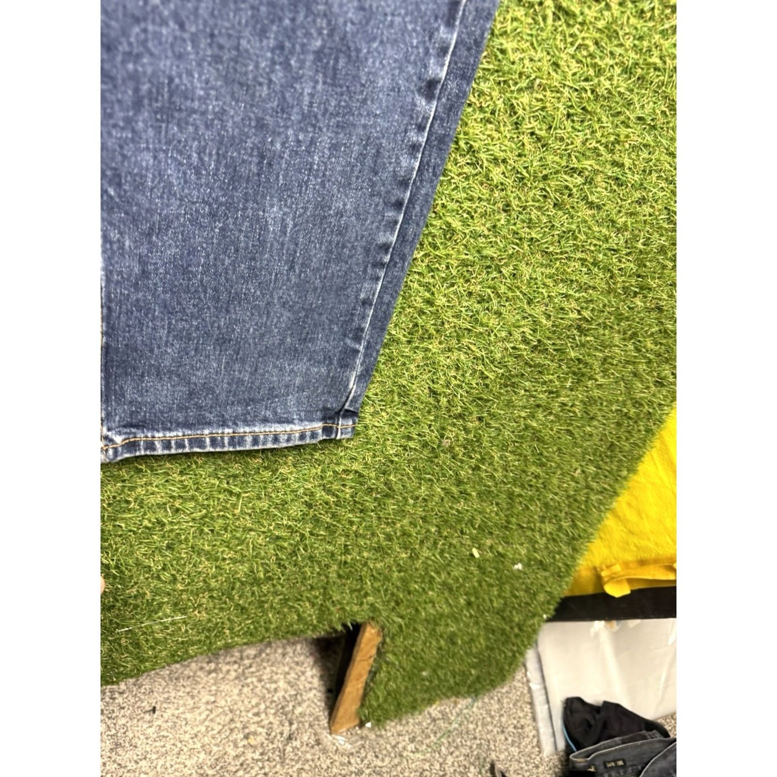 Levi's Levi's 505 Jeans Mens 31x36 Blue Regular Fit Straight Denim Zip Fly Button Closure 2010s Size US 31 - 4 Thumbnail