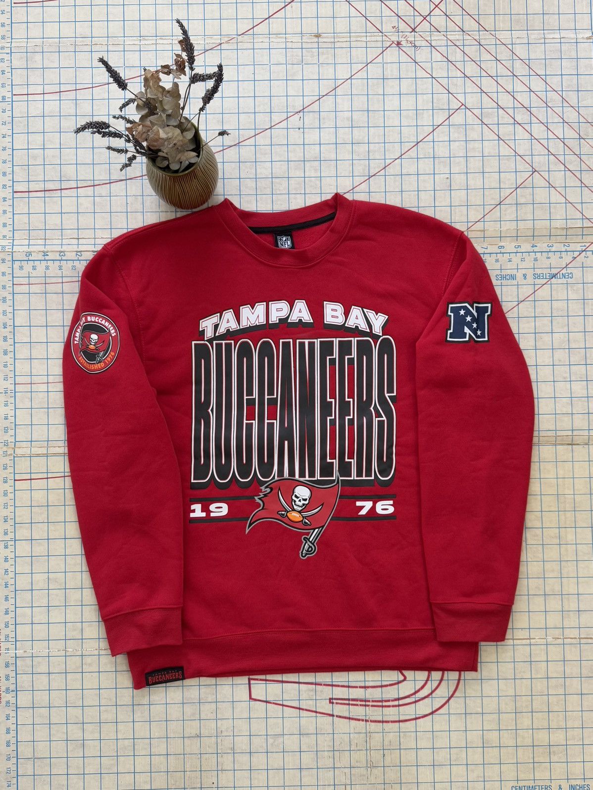 NFL NWOT NFL Team Apparel Tampa Bay Buccaneers Crewneck Large Size US L / EU 52-54 / 3 - 2 Thumbnail