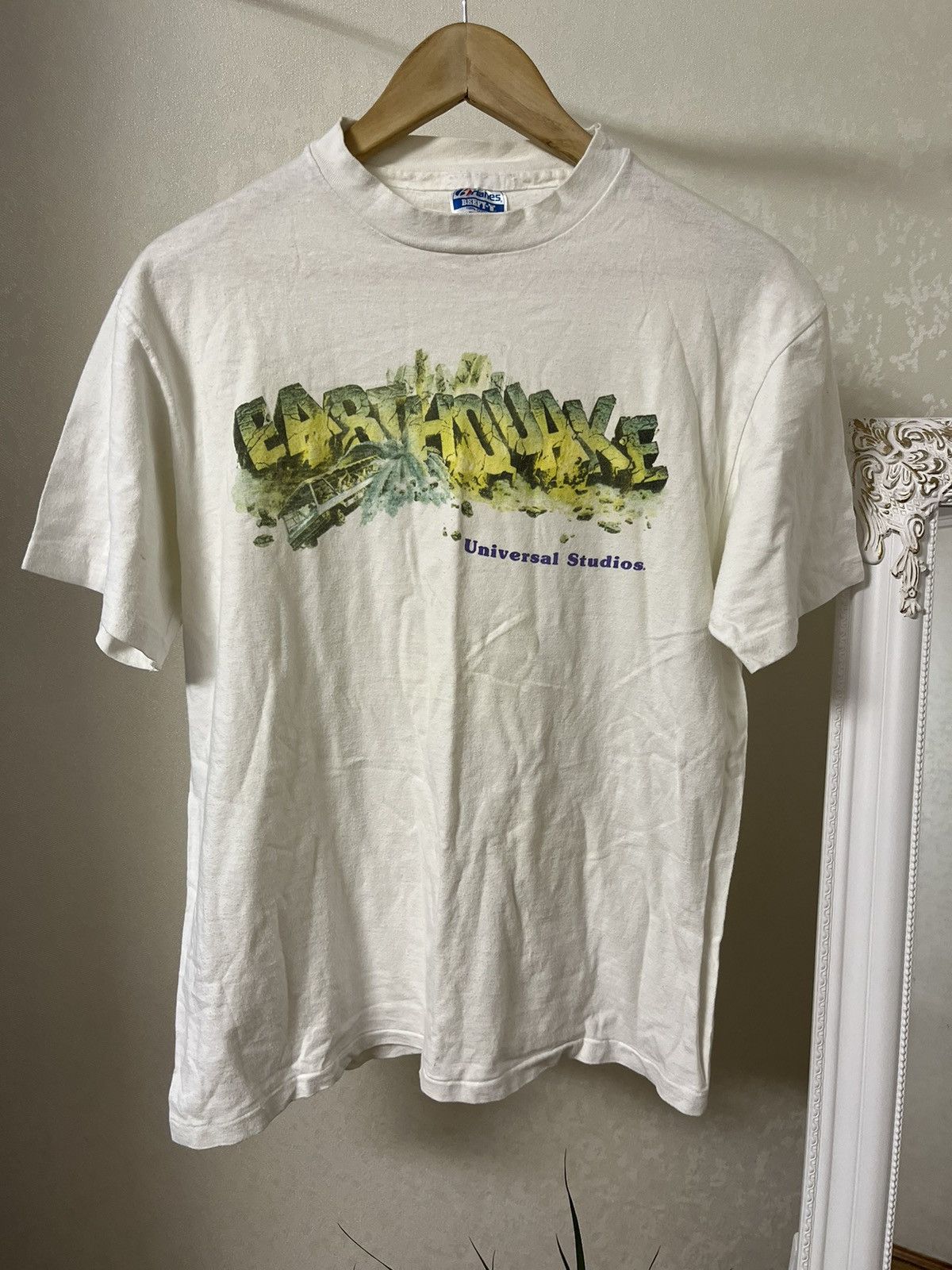 Vintage Earthquake Vintage Universal Studios 80s Rare Cinema T Shirt Size US L / EU 52-54 / 3 - 1 Thumbnail