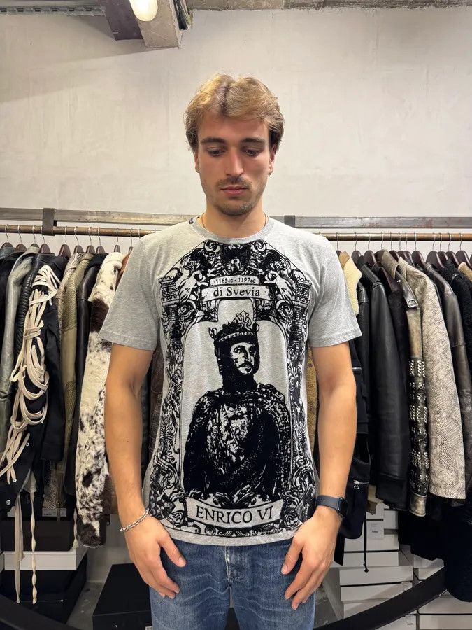 Designer × Dolce & Gabbana × Vintage 2000s Dolce & Gabbana Monarchy King Grey T-Shirt Size US M / EU 48-50 / 2 - 2 Thumbnail