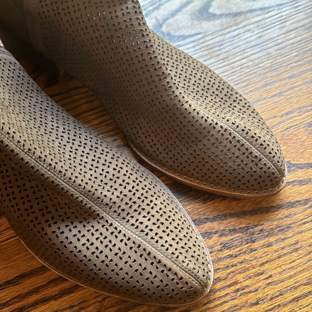 Vince Camuto Vince Camuto Celena brown suede perforated booties. Stacked Size US 10 / IT 40 - 6 Thumbnail