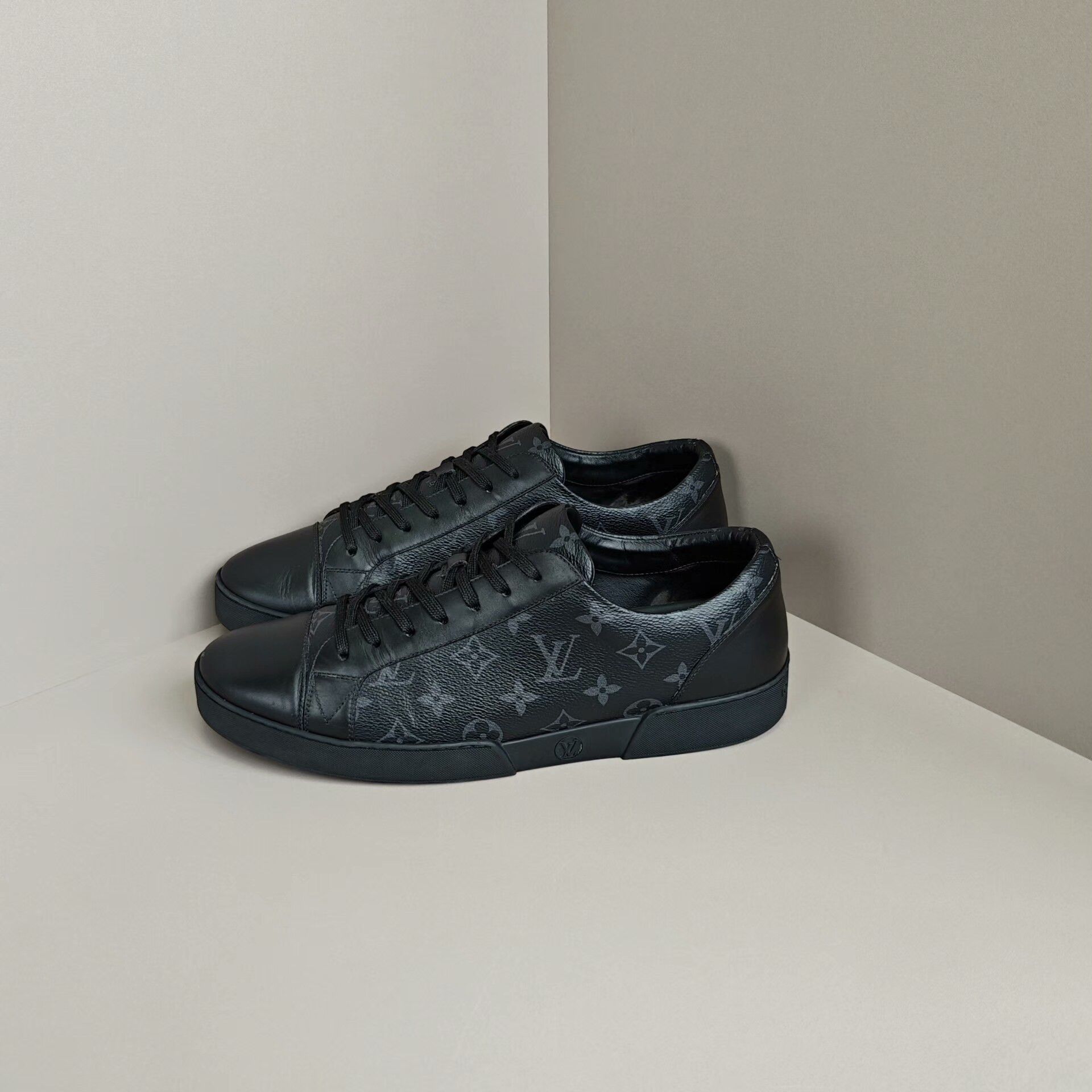 Louis Vuitton Louis Vuitton Lowtop Sneakers 10 Men Size US 10 / EU 43 - 1 Thumbnail