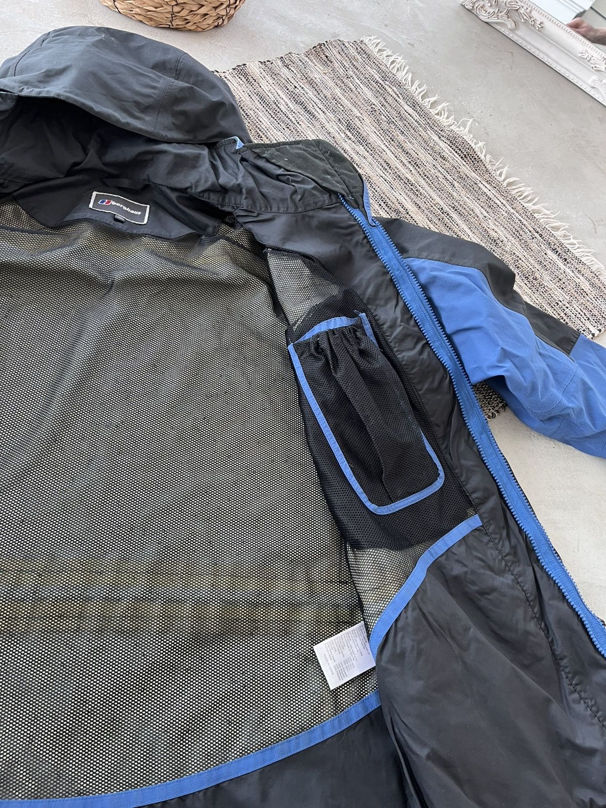 Berghaus Vintage Berghaus GoreTex Navy Black Windbreaker Jacket Y2K Size US L / EU 52-54 / 3 - 19 Thumbnail