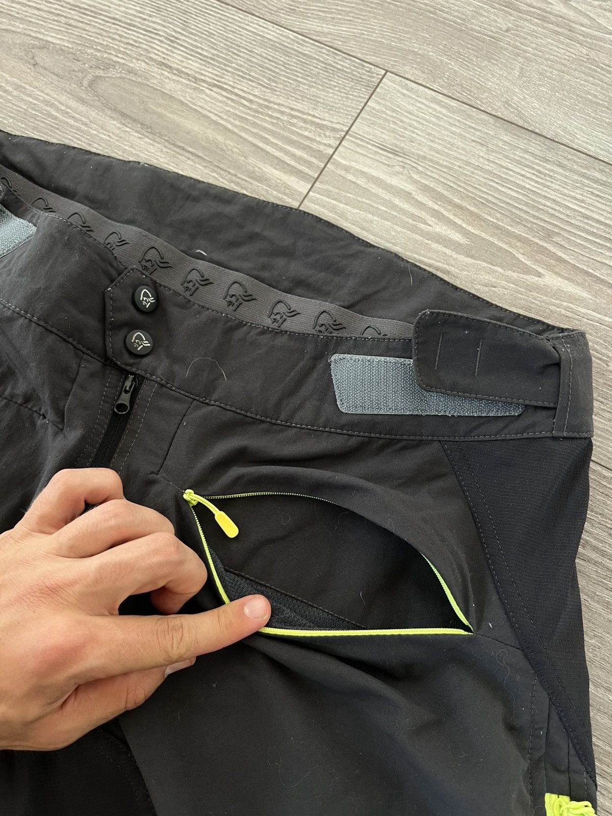 Norrona Norrona Fjora Big Logo Gorpcore Phantom - Caviar Shorts Size US 34 / EU 50 - 20 Thumbnail