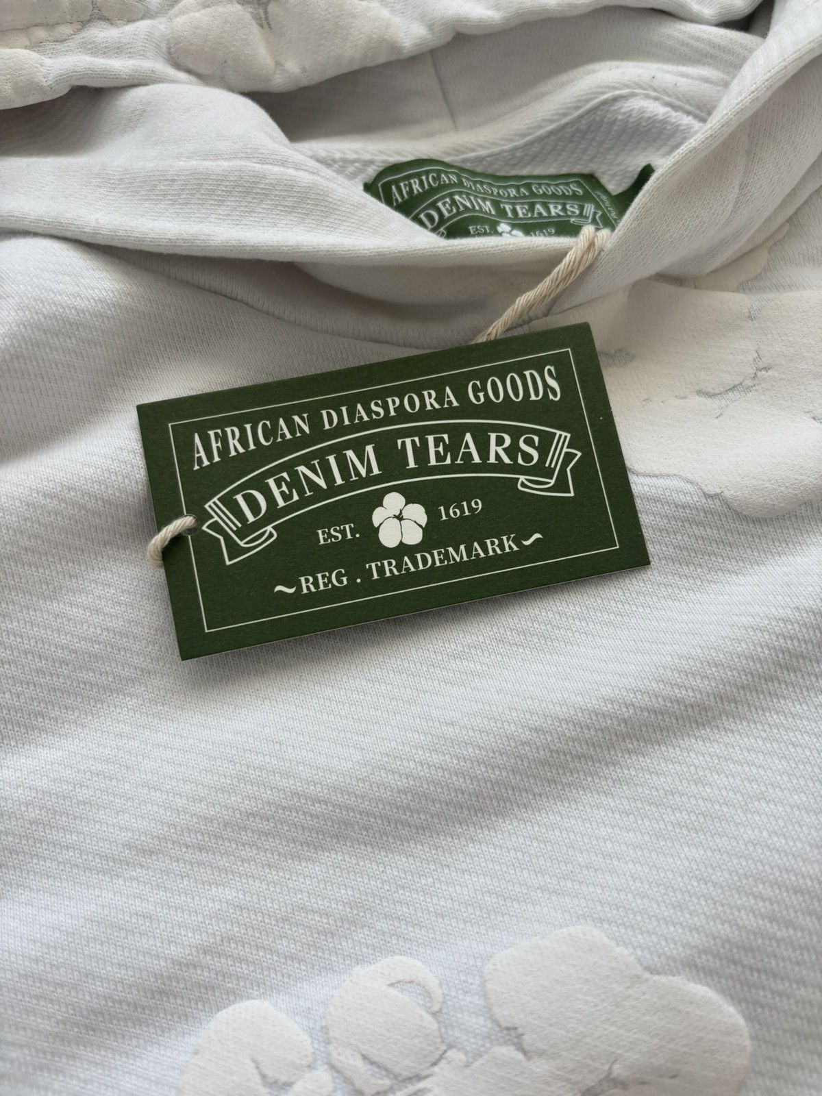 DENIM TEARS Denim Tears Mono Cotton Wreath Sweatshirt ‘White’ Size US M / EU 48-50 / 2 - 2 Thumbnail