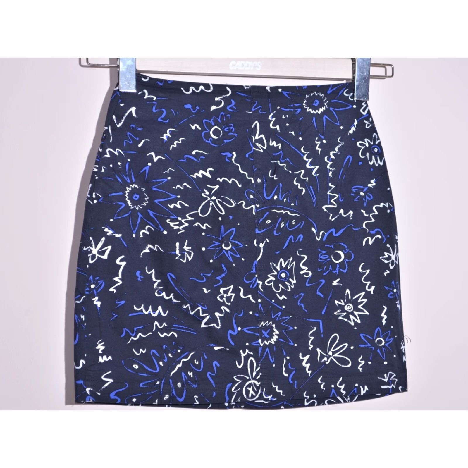 Versace Jeans Couture VINTAGE Versace Jeans Couture Floral Women Skirt 40 Black 90s A-Line Short Size 40 Women's Skirt Vintage 90s Theme Women Mens Girls Size 27" / US 4 / IT 40 - 4 Thumbnail