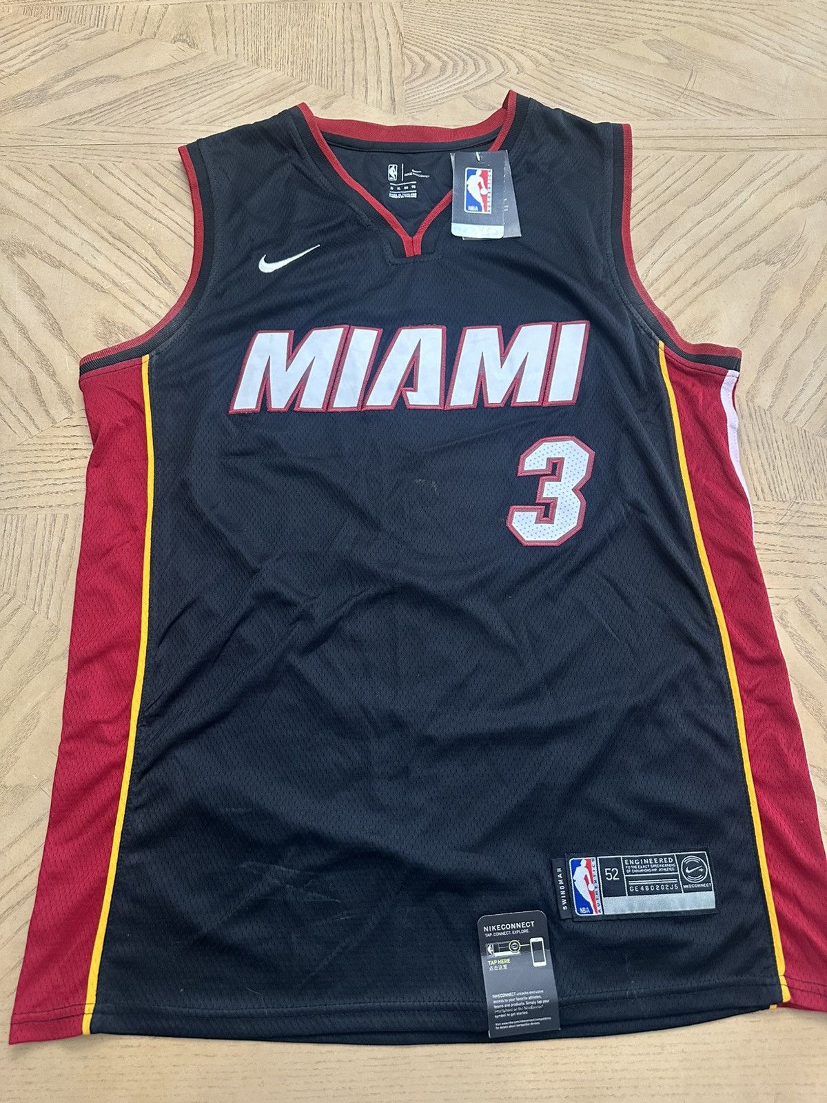 Nike Dwyane Wade Miami Heat Nike Association Edition Swingman Size US L / EU 52-54 / 3 - 1 Thumbnail