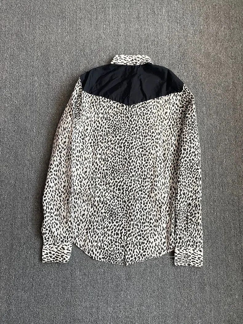 Saint Laurent Paris Saint Laurent Leopard Print Button. Size US M / EU 48-50 / 2 - 2 Thumbnail