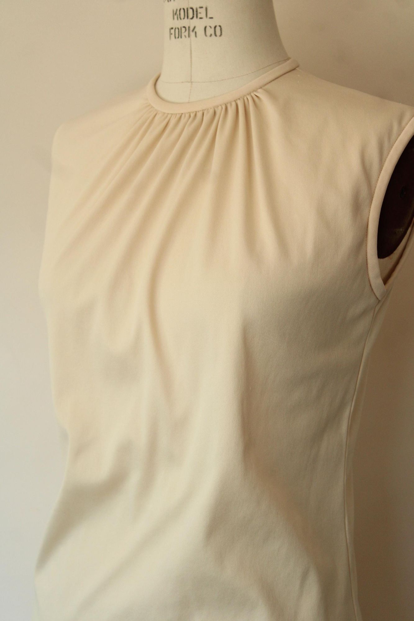 Vintage Vintage 1970s 1980s Blouse, Teddi Sleeveless Shirt with Gath Size M / US 6-8 / IT 42-44 - 8 Thumbnail