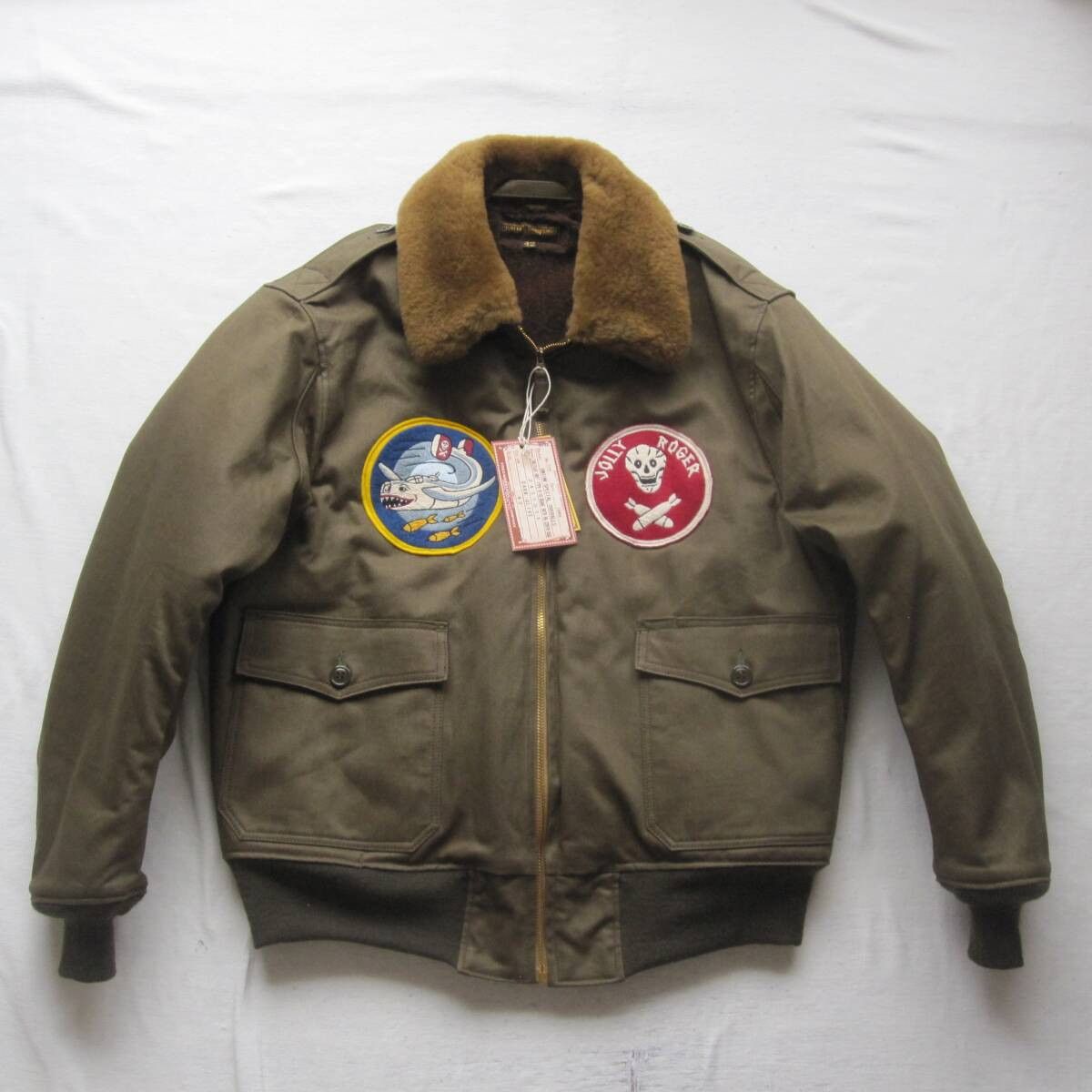 Freewheelers B-10 Flight Jacket “V8 FLAT OUT” size42 Size US XL / EU 56 / 4 - 1 Thumbnail