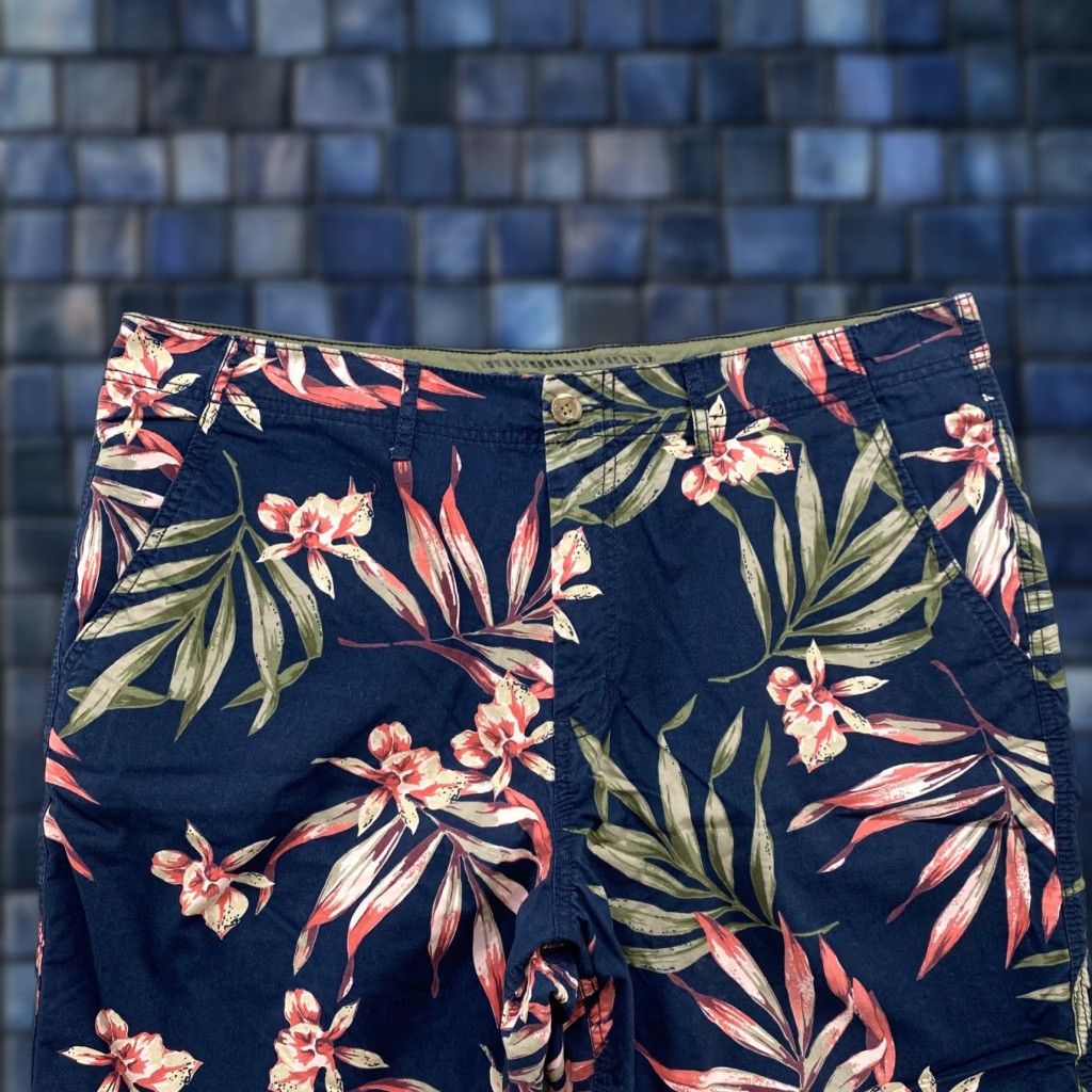 Old Navy Old Navy Mens Palm Leaf Floral Hawaiian Cotton Shorts Size 38 in Multicolor - Regular Chino Cotton Mens Hawaiian Shorts Size US 38 / EU 54 - 1 Thumbnail