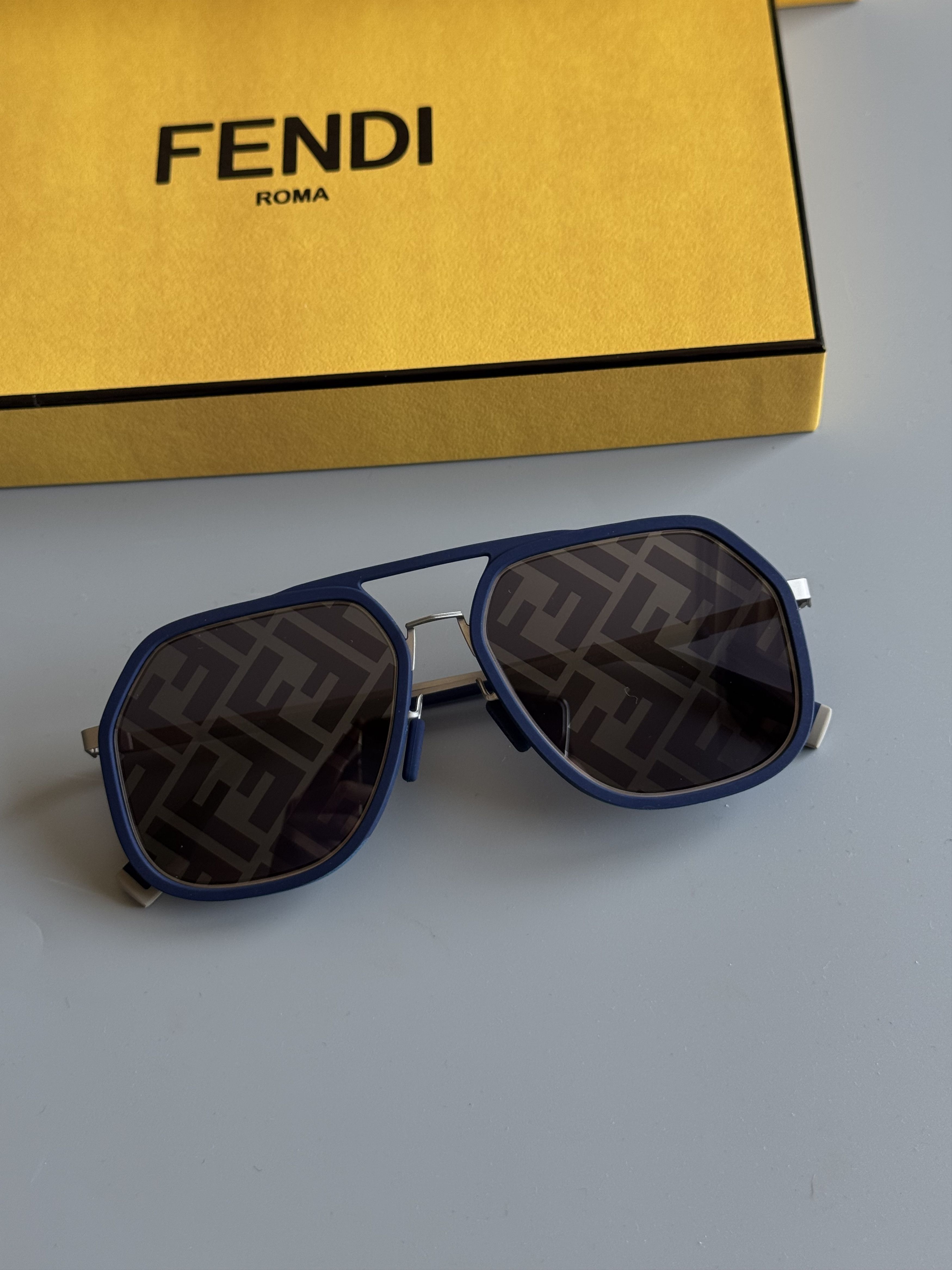 Fendi Fendi Sunglasses Size ONE SIZE - 2 Thumbnail