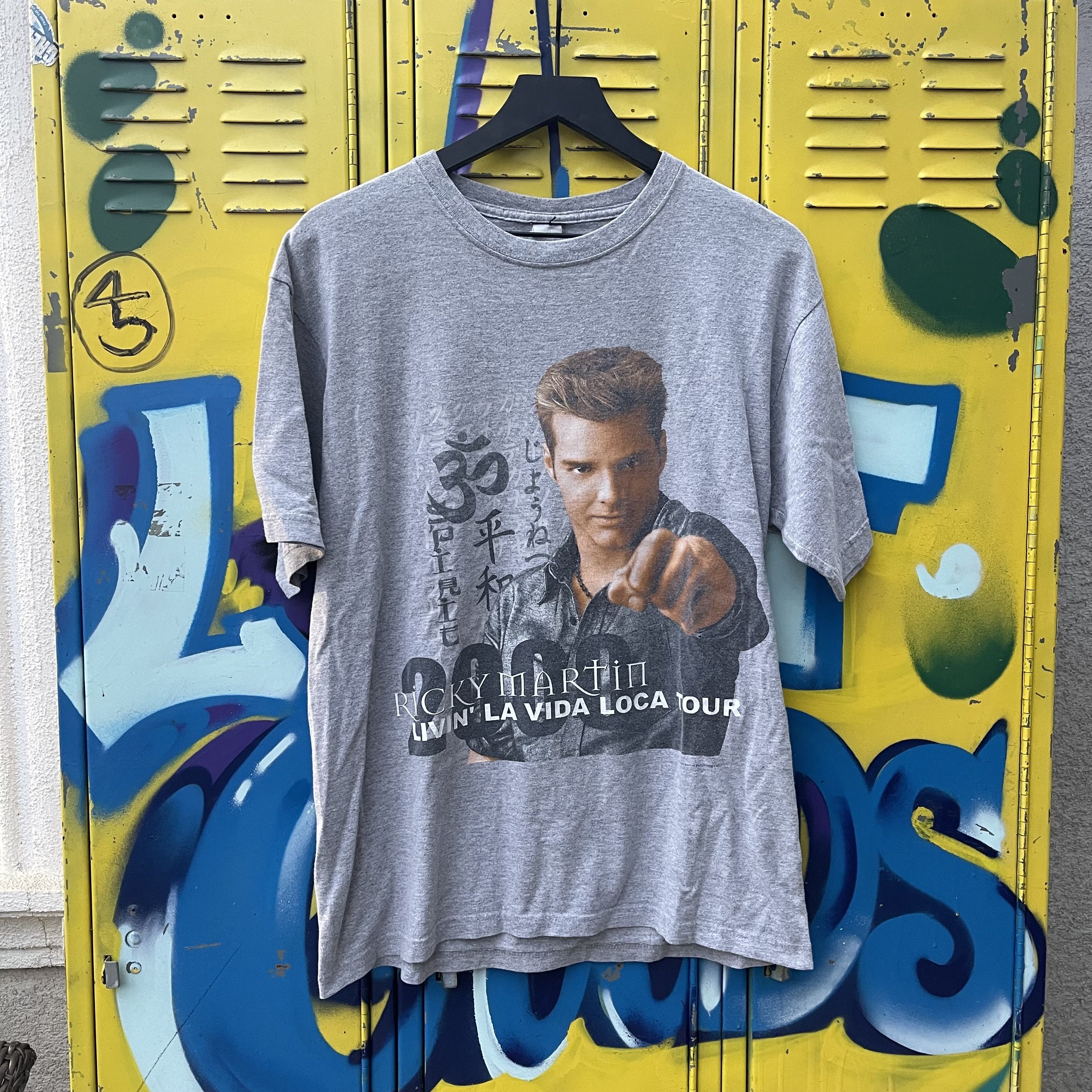 Vintage Vintage 2000 Ricky Martin Livin' La Vida Loca T-shirt Size US S / EU 44-46 / 1 - 1 Thumbnail