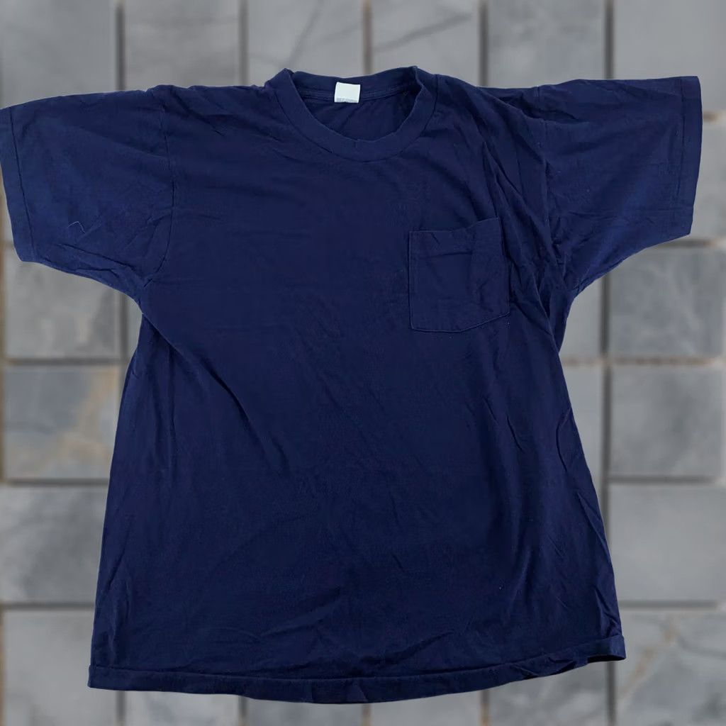 Fruit Of The Loom VINTAGE Fruit of the Loom Navy Pocket Shirt Mens M/L Single Stitch 90s Shirt Mens Vintage Navy Pocket Size US M / EU 48-50 / 2 - 1 Thumbnail