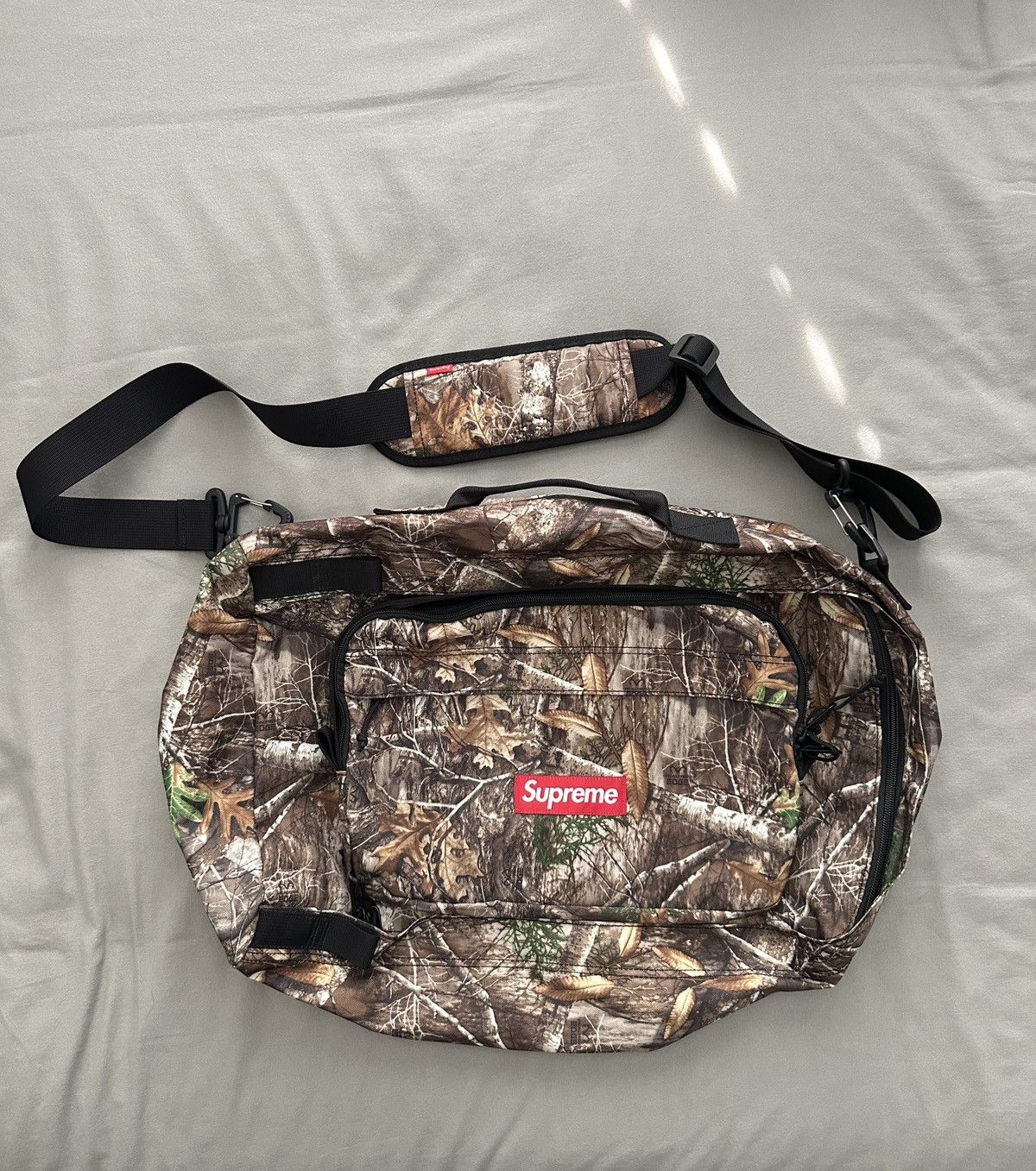 Supreme duffle bag fw19 on sale