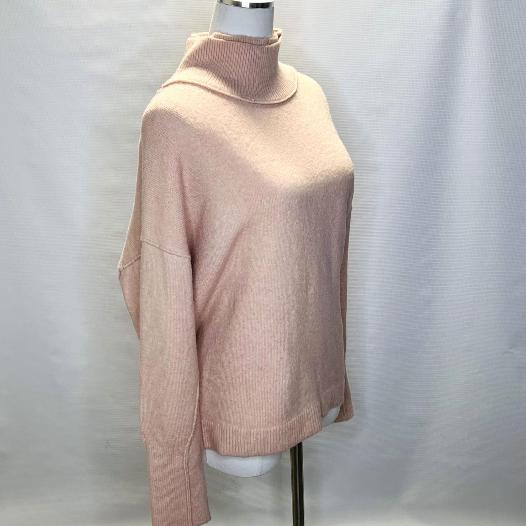 Free People VINTAGE? No. Free People Sweater Womens Small Pink Turtleneck Pullover Cozy Knit Wool Blend Size S / US 4 / IT 40 - 2 Thumbnail