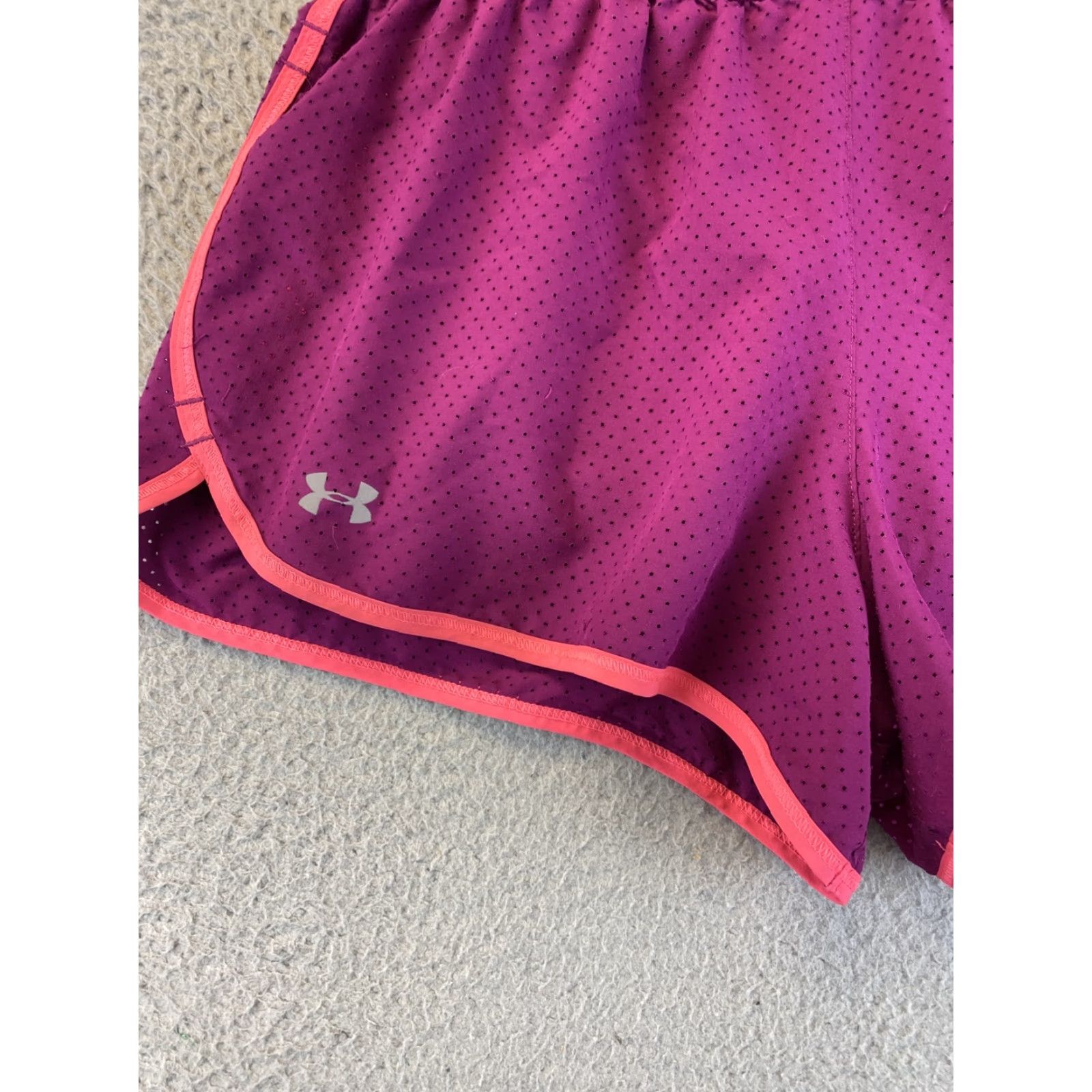 Under Armour Under Armour Women's Running Shorts Purple M Vented 86-59 Regular Inseam 3.5 in Athletic Logo Built In Brief Size 32" / US 10 / IT 46 - 3 Thumbnail