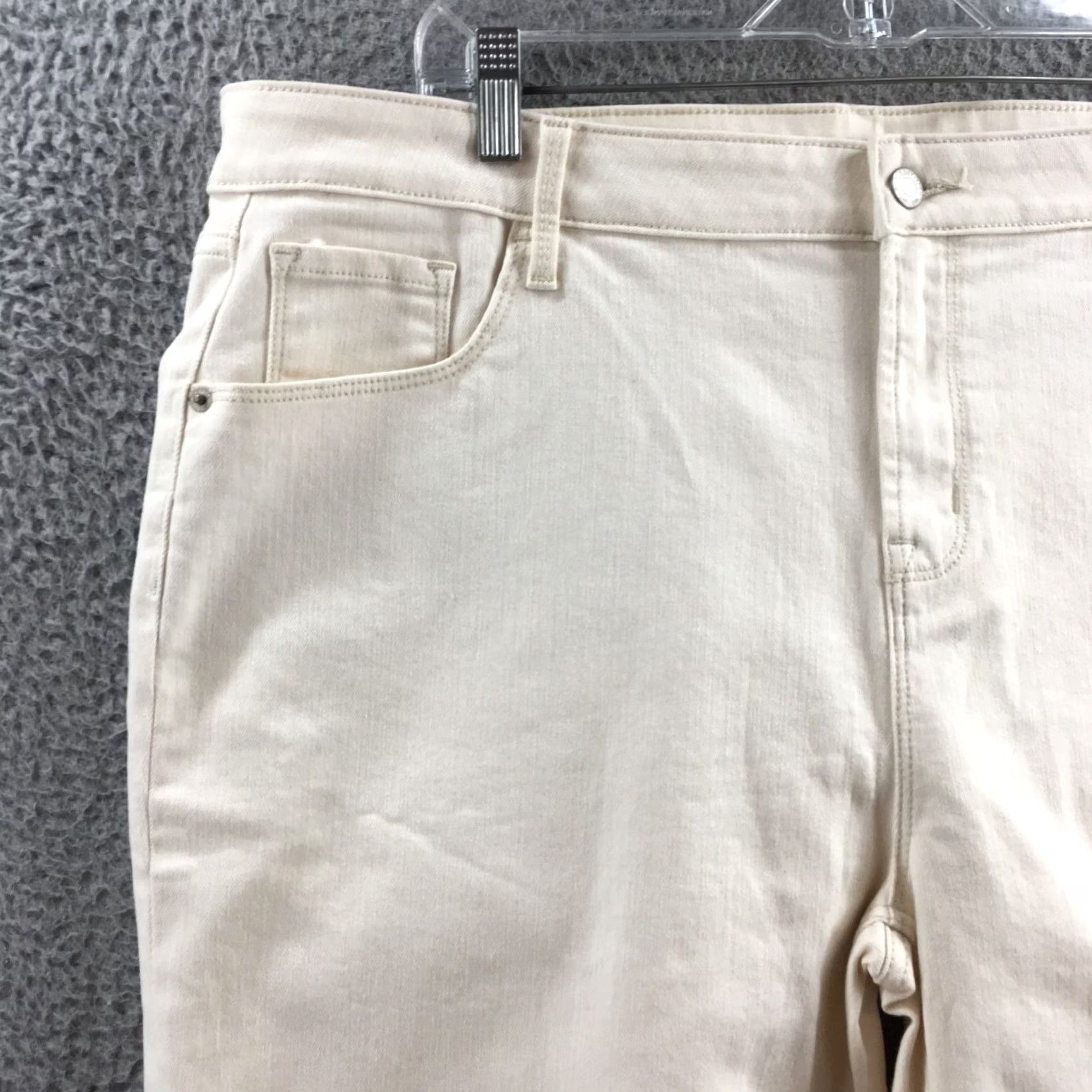 Old Navy Old Navy Bermuda Shorts Womens 18 Beige High Rise Cuffed Zip NEW Womens Bermuda Shorts 18 Beige High Rise Cuffed Zip NEW Size 40" / US 18 - 2 Thumbnail