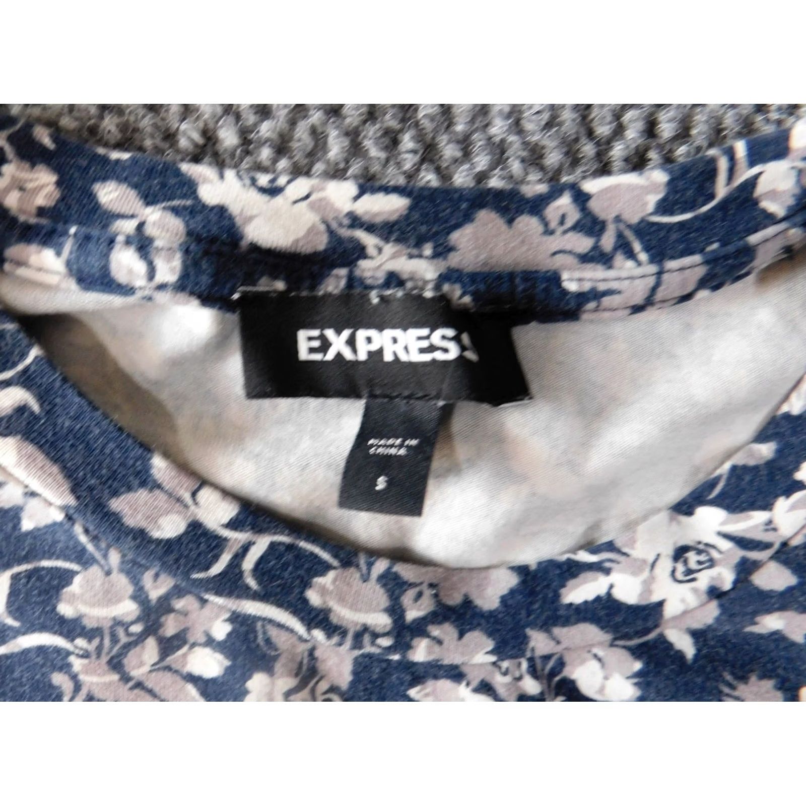 Express Express Womens Blouse S Blue Floral Graphic Tee Stretch Short Sleeve Crew Neck Pullover Cotton Spandex Casual Knit Shirt Regular Women Blouse Size S / US 4 / IT 40 - 4 Thumbnail
