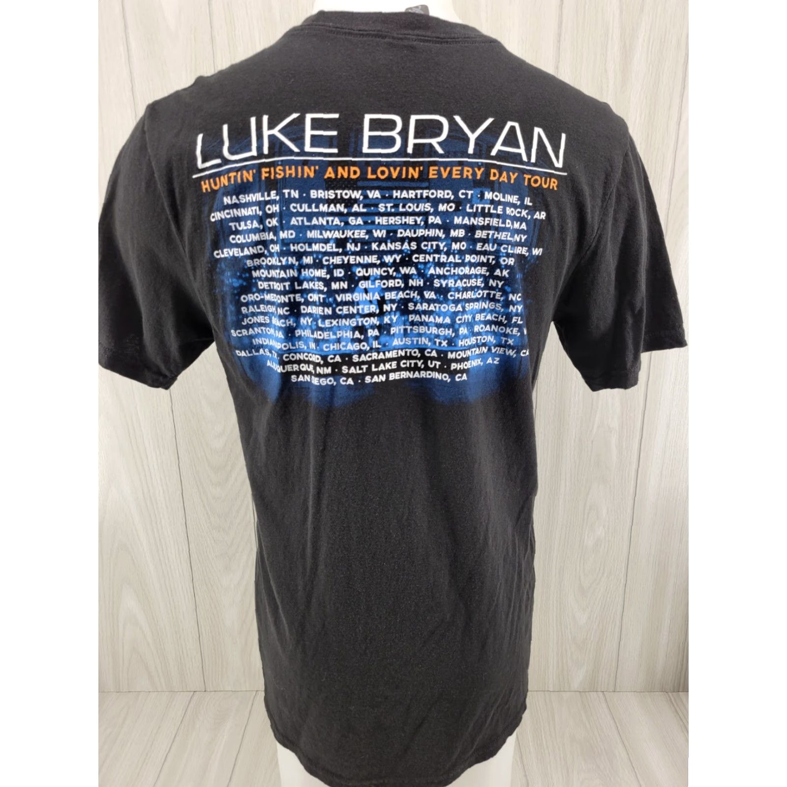 Vintage VINTAGE LUKE BRYAN Live 2017 Hunting Fishing and Loving Every Day Tour Concert T-Shirt L Men Black Short Sleeve Gender Mens Size US L / EU 52-54 / 3 - 6 Thumbnail