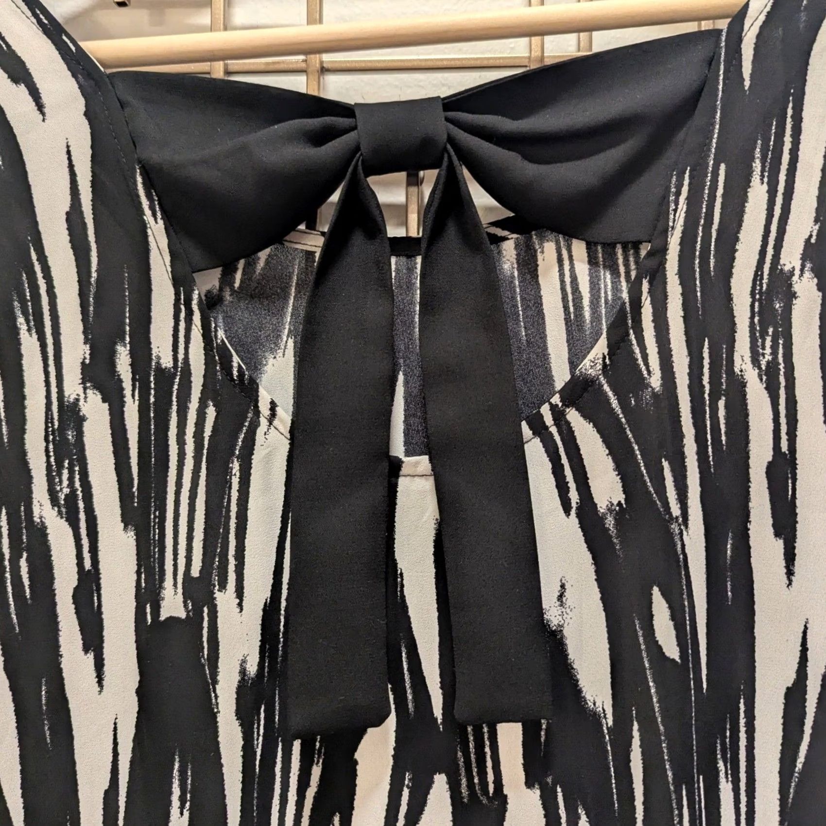 Vintage Charming Charlie Blouse Black White Abstract Print Bow Back 3/4 Sleeve Women's Size S Top Size S / US 4 / IT 40 - 4 Thumbnail