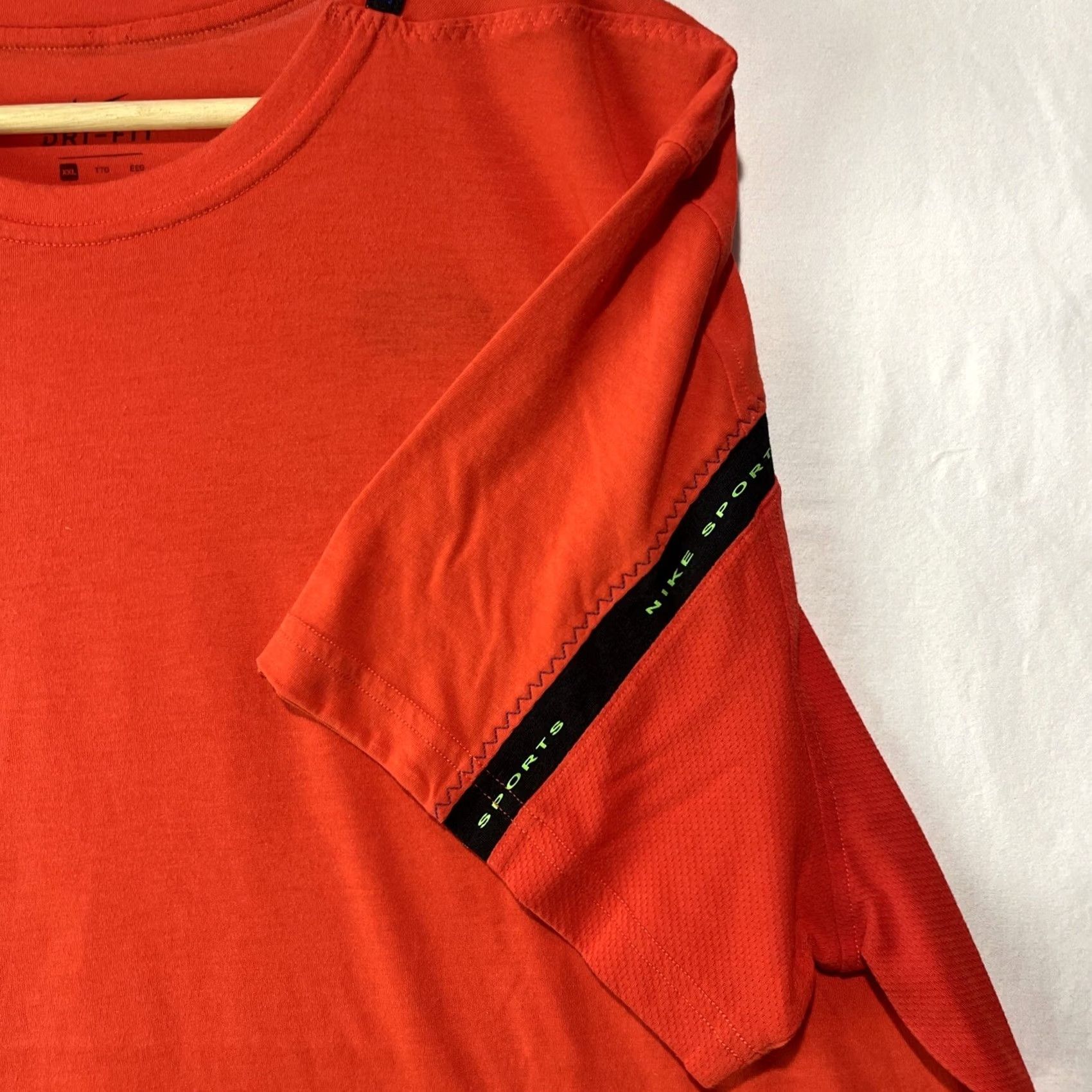 Nike Nike Sportswear T-Shirt Red Short Sleeve Men XXL, Dri-Fit, Logo, Crew Neck, Regular Fit, Worn Flaws Size US XXL / EU 58 / 5 - 5 Thumbnail