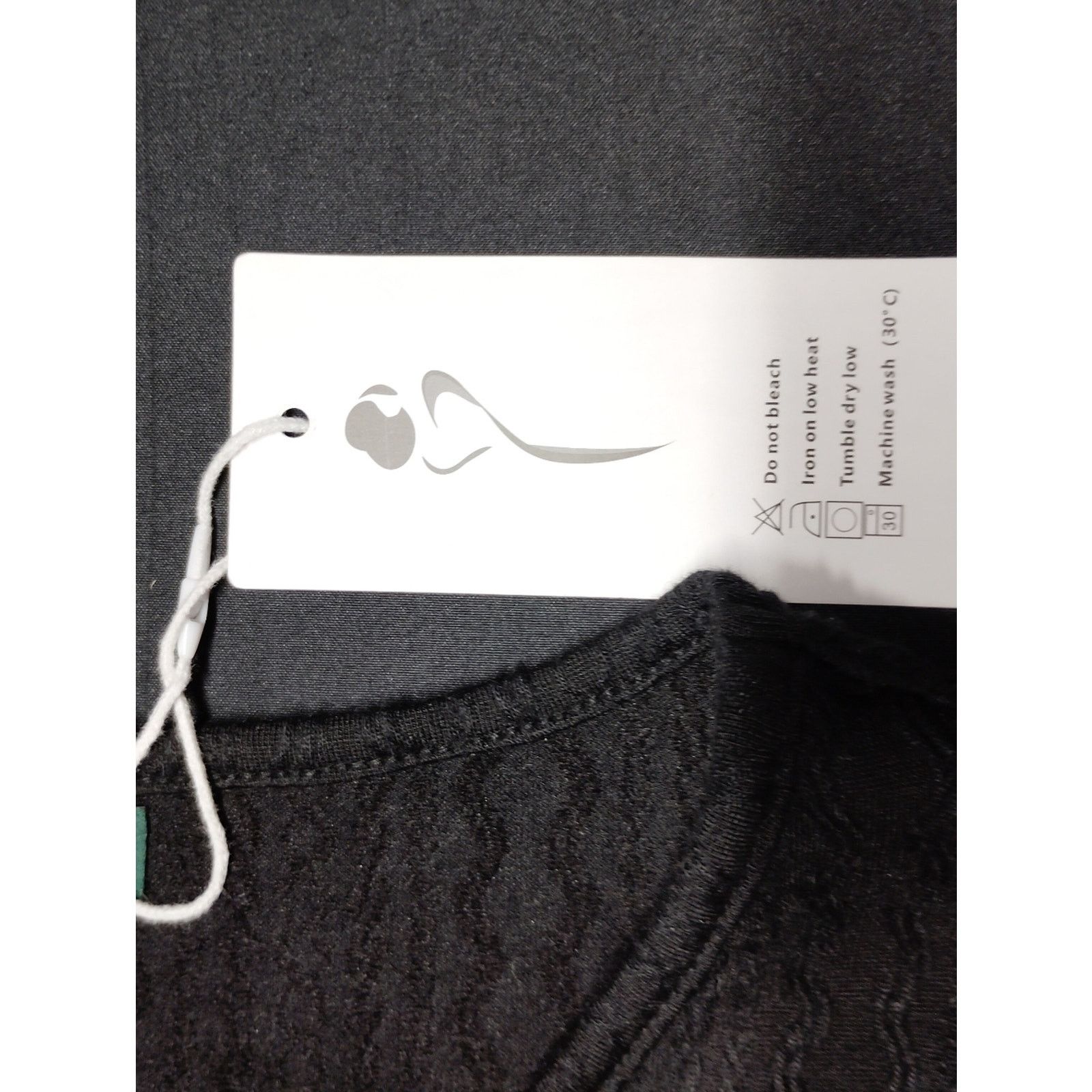 QWSTION Women’s Lightweight Textured Long-Sleeve Tee - Black Size L / US 10 / IT 46 - 3 Thumbnail