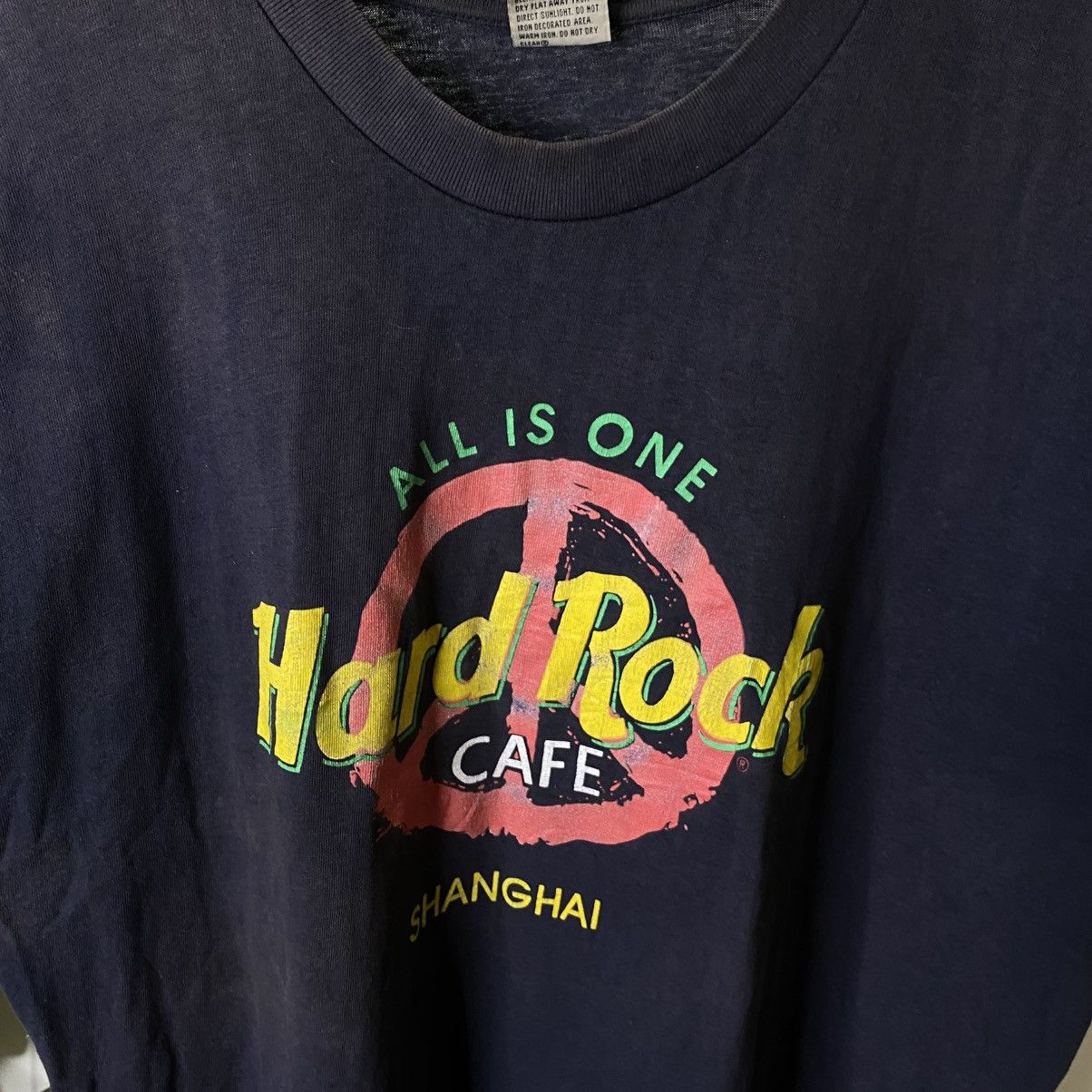 Hard Rock Cafe Vintage 1990s HRC Shanghai Peace Logo Graphic T Shirt Size US XL / EU 56 / 4 - 2 Thumbnail