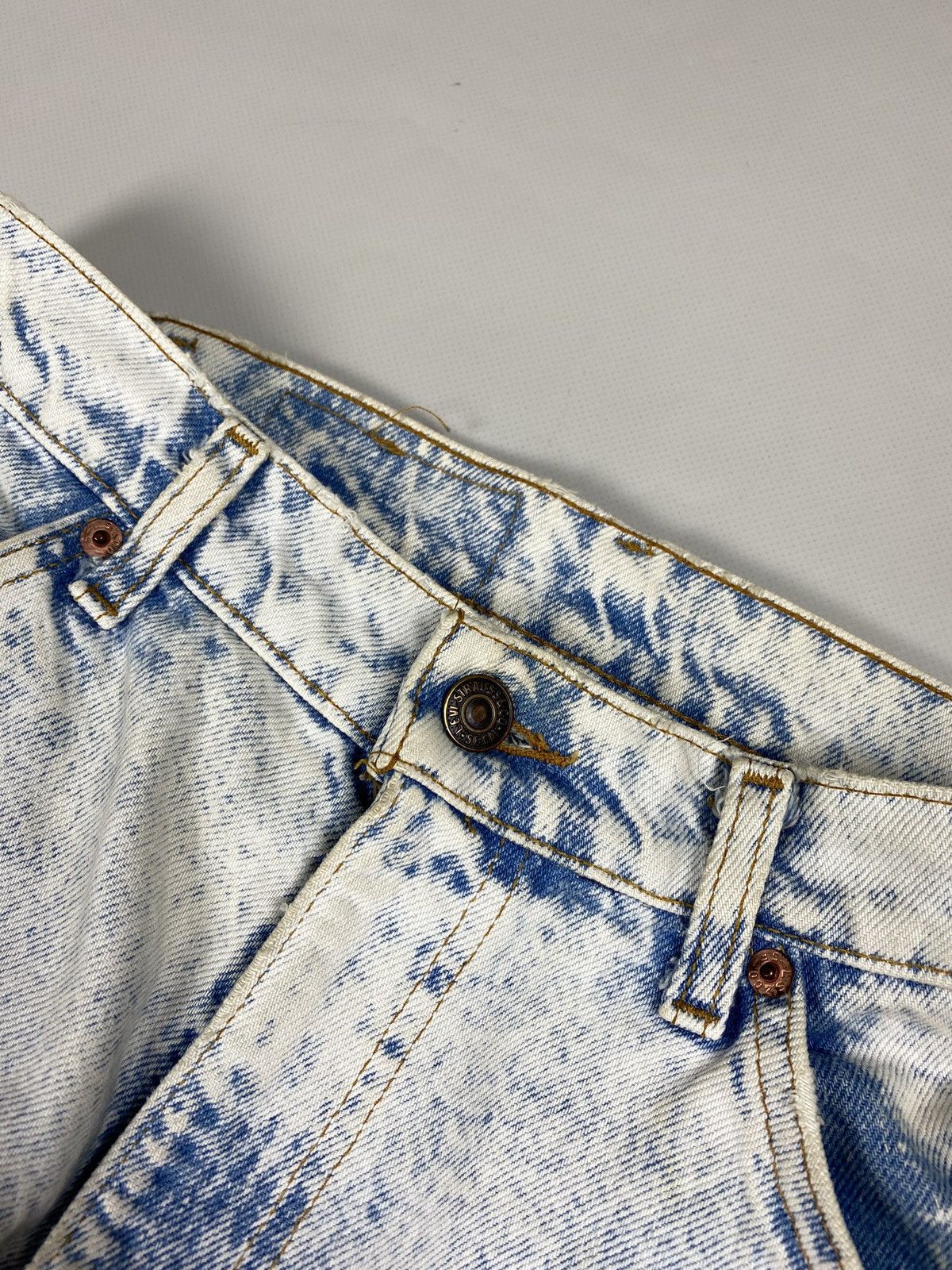 Levi's × Vintage VTG 90s Levi’s 550 men’s light blue jeans size 32 30 USA Size US 32 / EU 48 - 12 Thumbnail