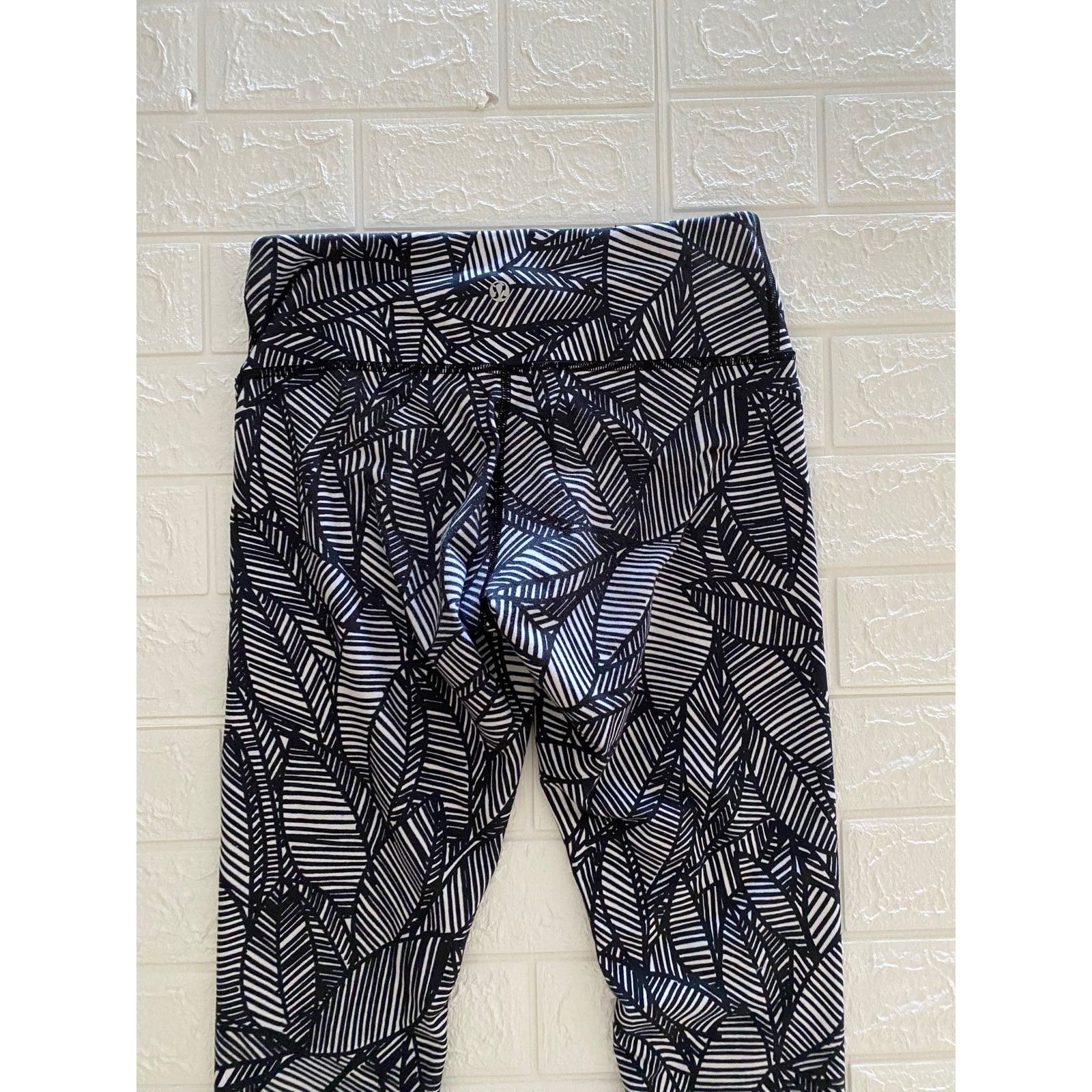 Lululemon Lululemon legging size 6 white and Black Size 28" / US 6 / IT 42 - 7 Thumbnail