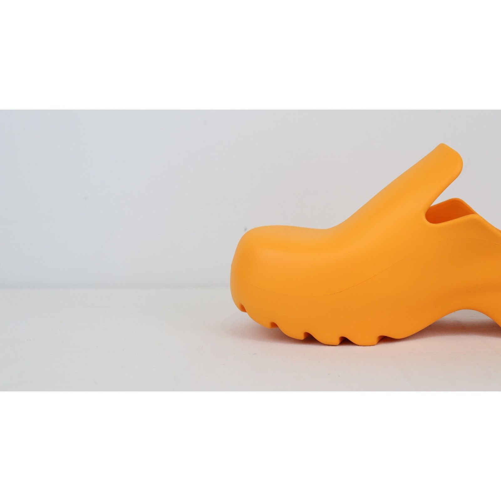 Bottega Veneta o1rshd1 Gel Rubber Flash Slipper Rubber in Tangerine Size US 9 / EU 42 - 3 Thumbnail