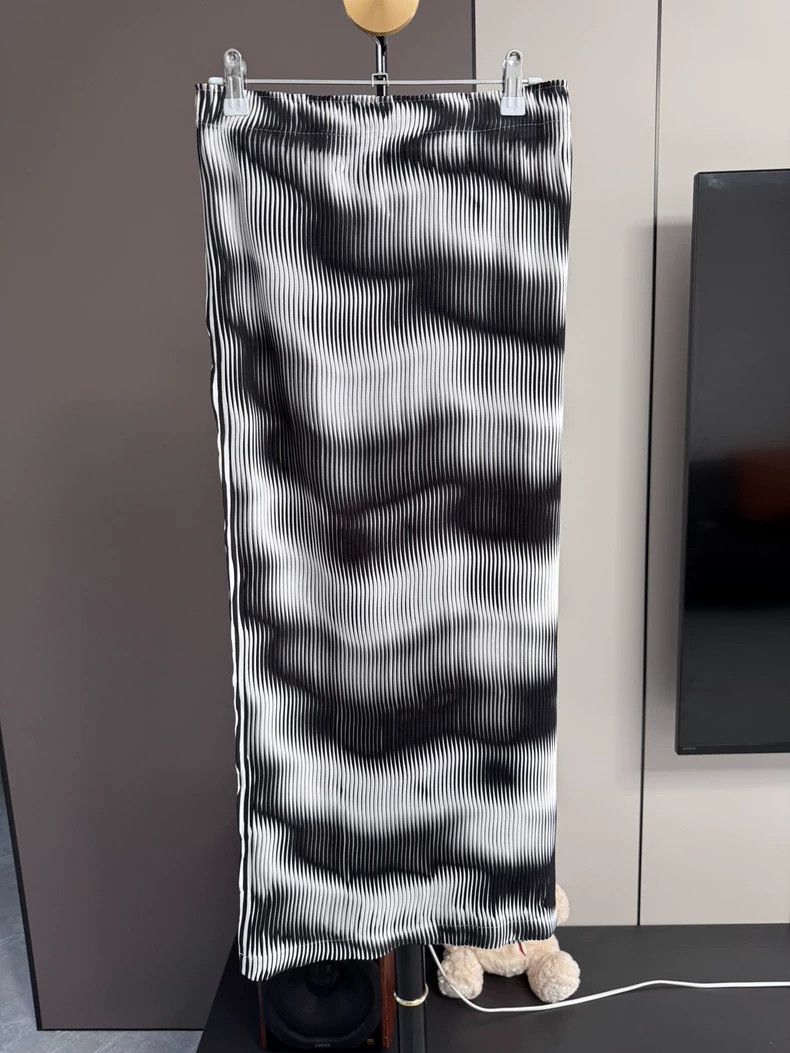 Issey Miyake Issey Miyake size:2 A black and white main line color-blur Size 22" - 2 Thumbnail