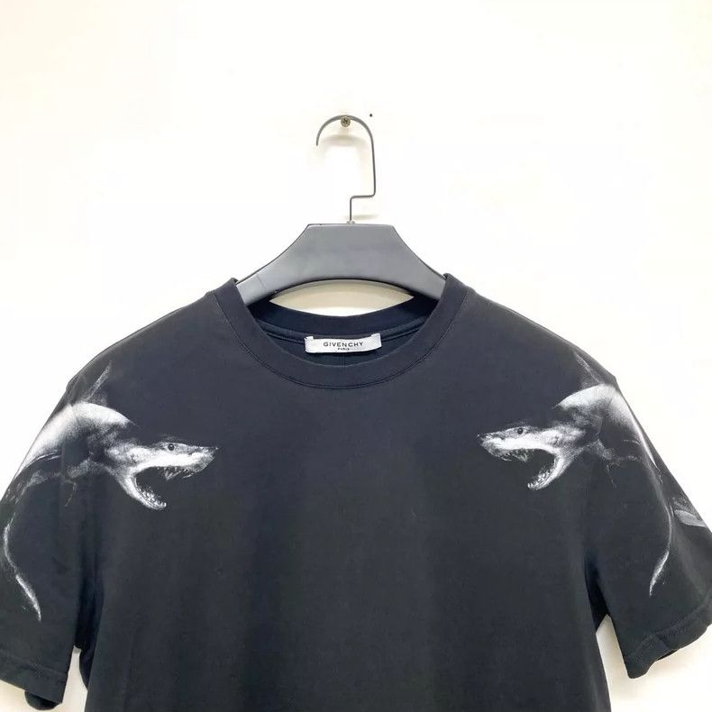 Givenchy Givenchy Classic Shark Printed Short Sleeve T-Shirt, Black Size US L / EU 52-54 / 3 - 3 Thumbnail