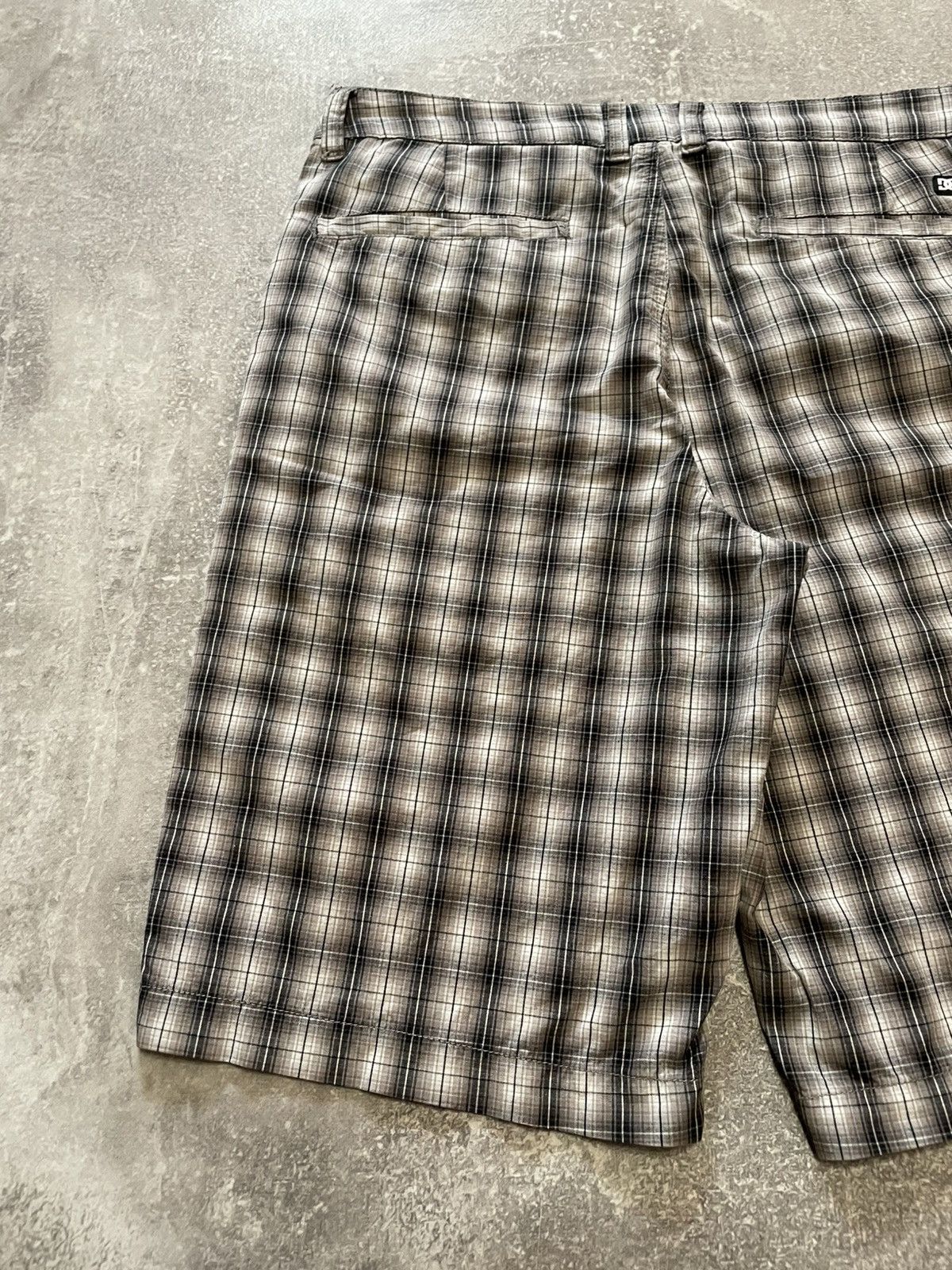 DC × Vintage Vintage DC Shoes Skateboarding Checkered Shorts Size S Size US 30 / EU 46 - 12 Thumbnail