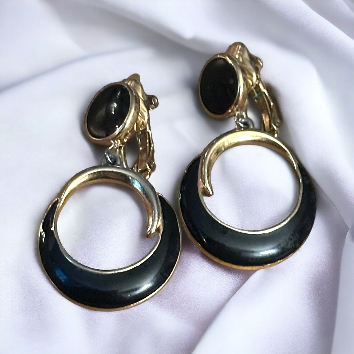 Vintage Vintage Trifari gold and black clip on dangle earrings Size ONE SIZE - 1 Thumbnail