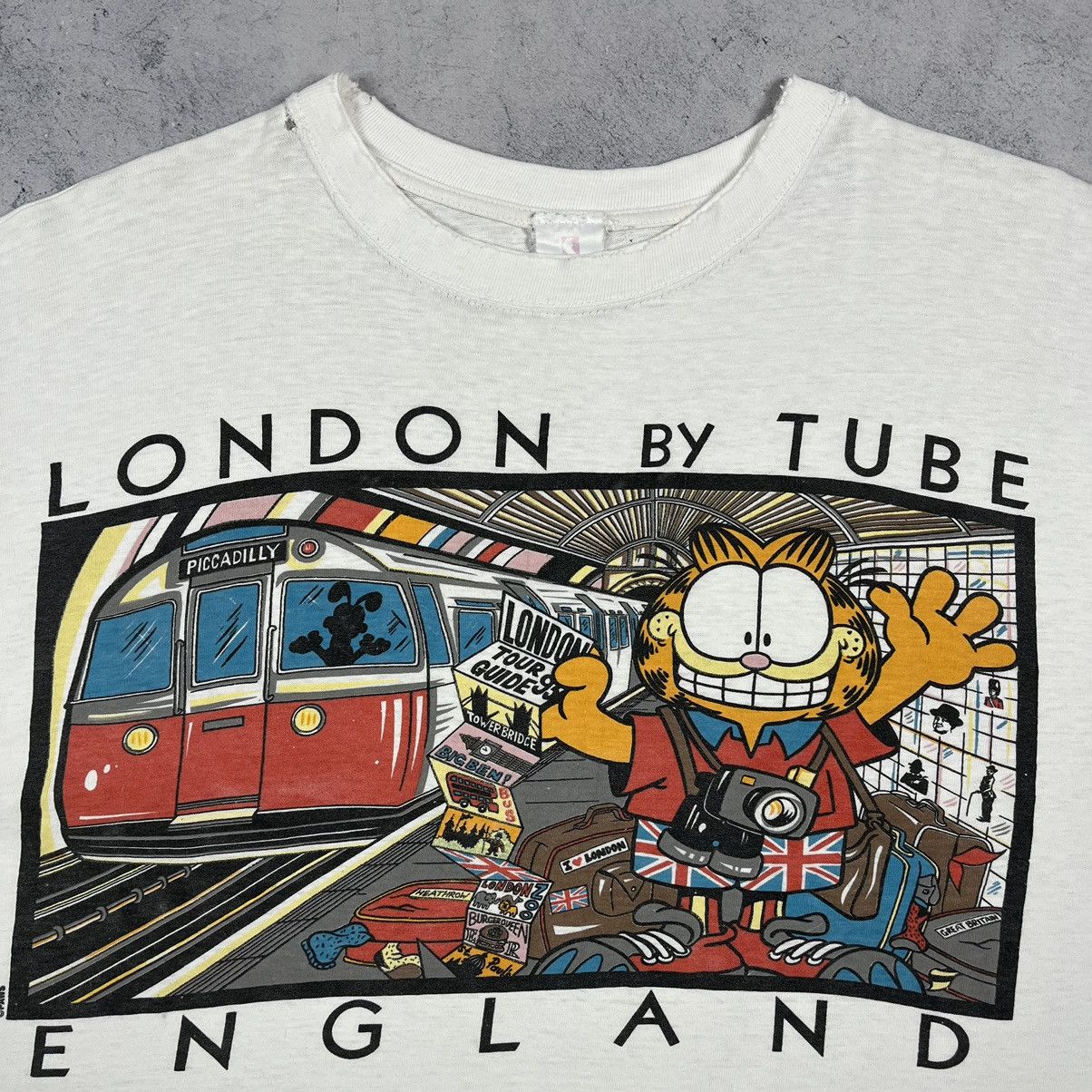 Cartoon Network Vintage Garfield “London by Tube” cartoon T shirt 90’s Size US M / EU 48-50 / 2 - 3 Thumbnail