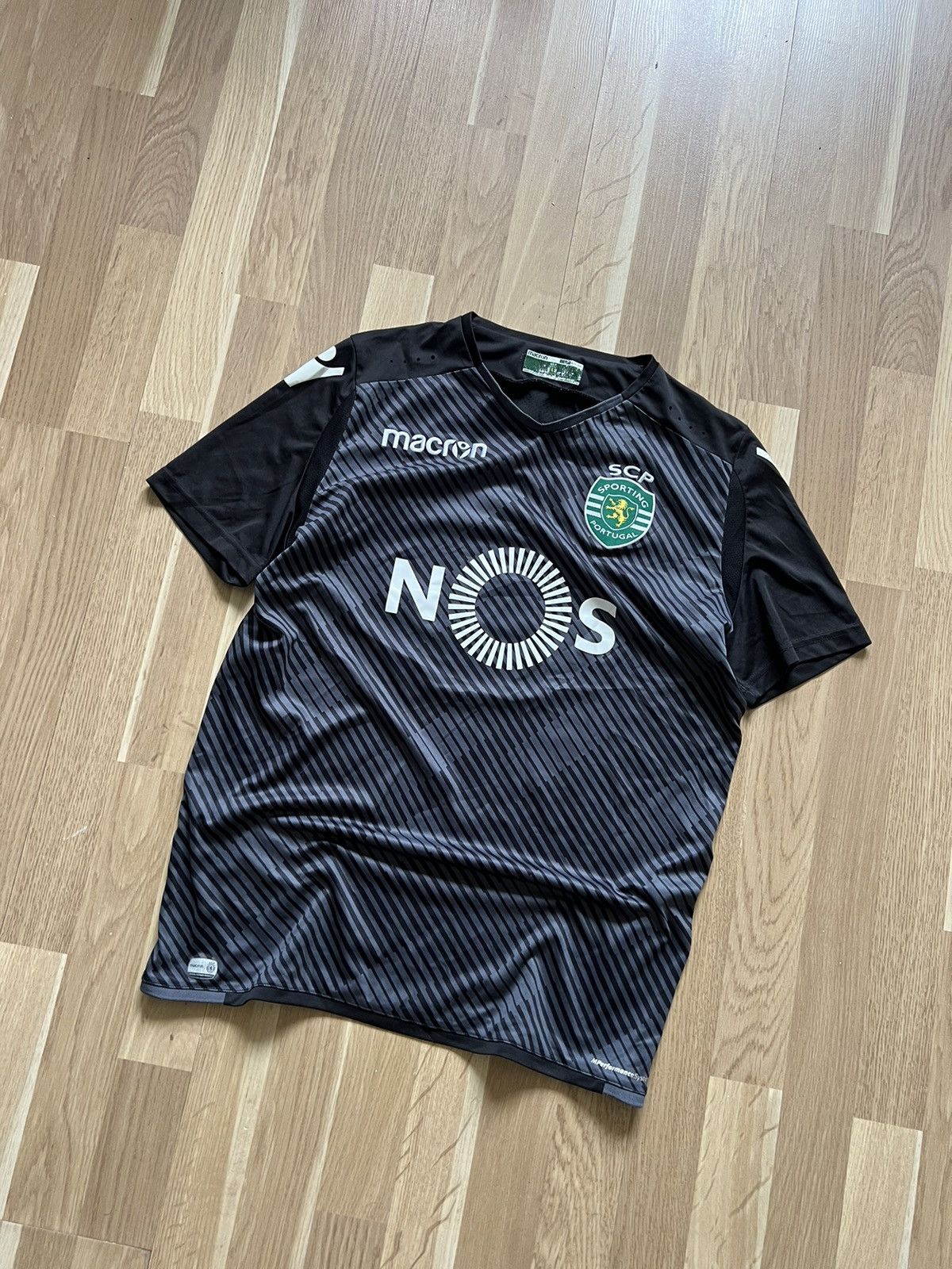 Macron Sporting football soccer jersey 2017/18 goalkeeper rare Size US L / EU 52-54 / 3 - 2 Thumbnail