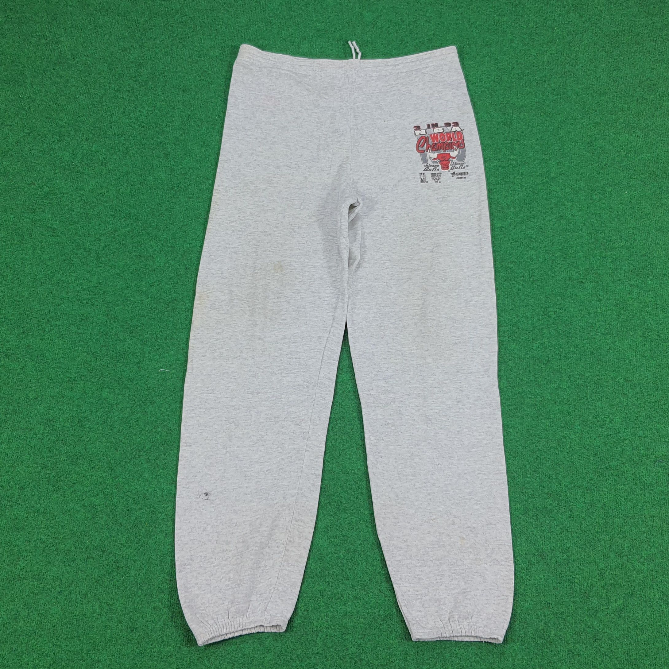 NBA × Vintage Vintage NBA World Champs Chicago Bulls Sweatpants Size US 35 - 1 Thumbnail