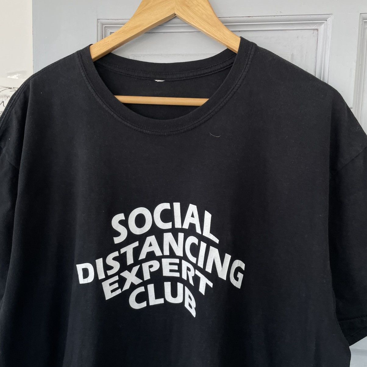 Vintage Vintage Social Distancing Expert Club T-shirt Size XL Size US XL / EU 56 / 4 - 5 Thumbnail