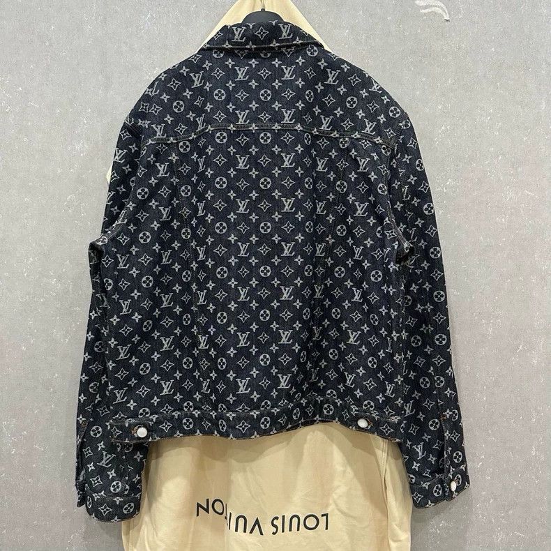 Louis Vuitton Louis Vuitton full logo and pearl buttons denim jacket Size US L / EU 52-54 / 3 - 2 Thumbnail
