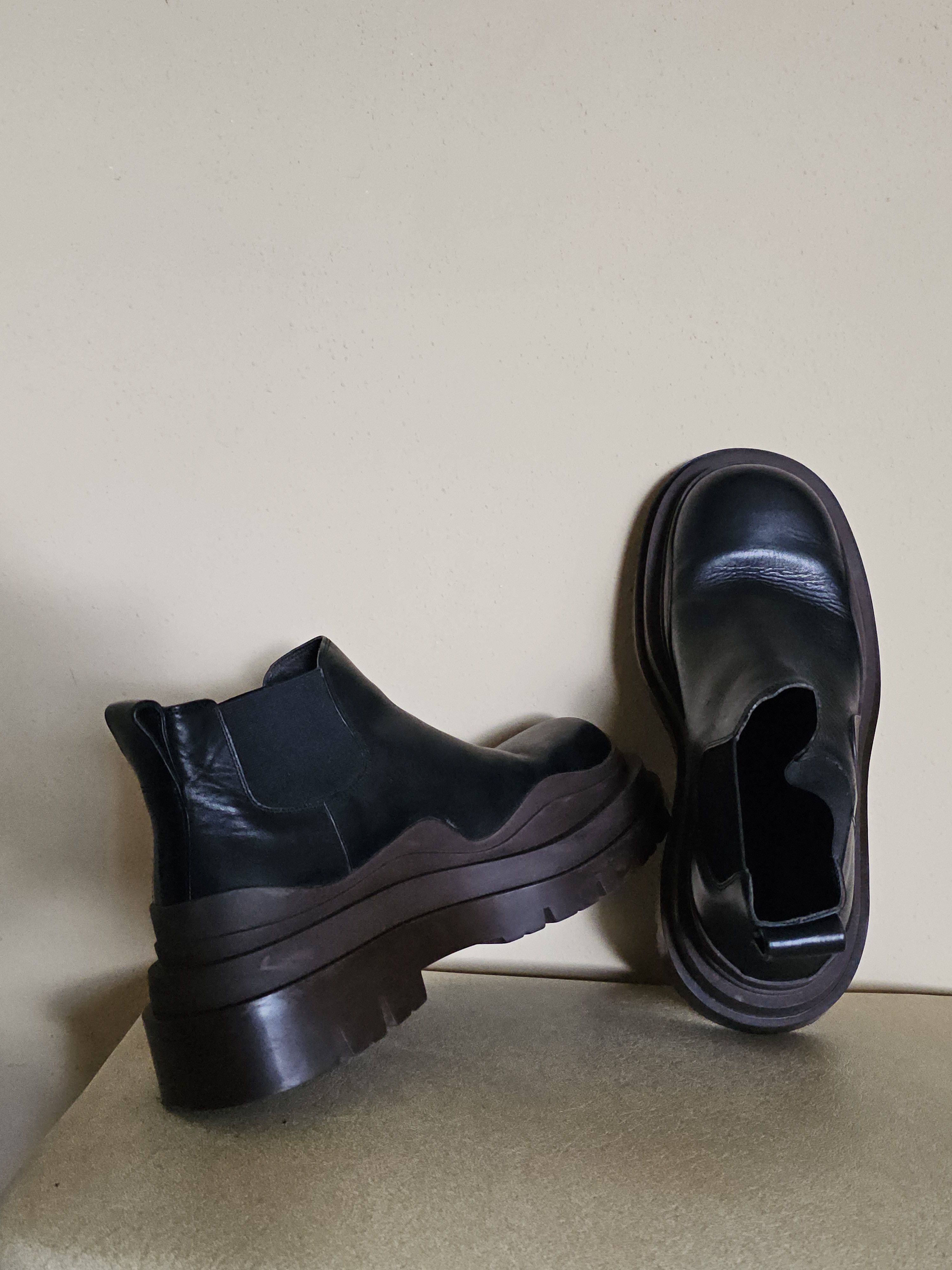Bottega Veneta Bottega Veneta Tire Chelsea Ankle Boots (Black/Brown) Size US 7 / IT 37 - 2 Thumbnail