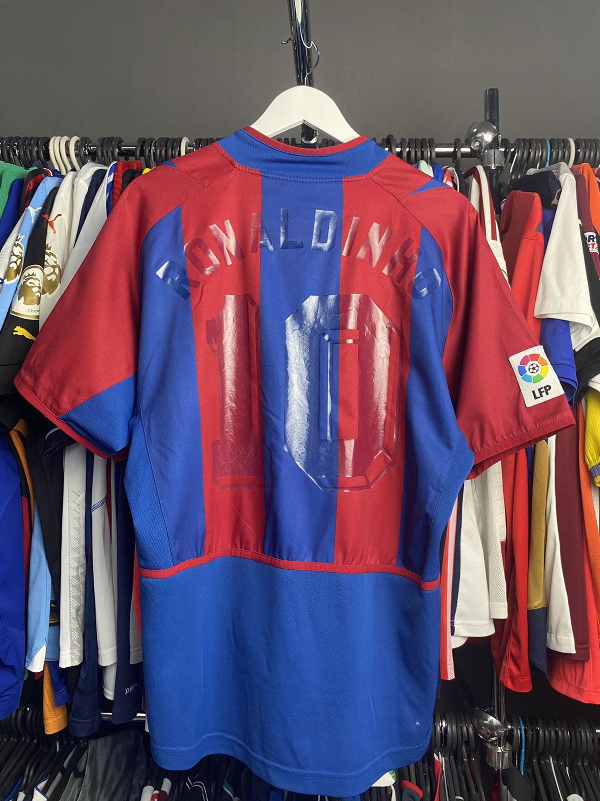 Nike 2002-03 NIKE BARCELONA #10 RONALDINHO HOME FOOTBALL SHIRT Size US M / EU 48-50 / 2 - 2 Thumbnail