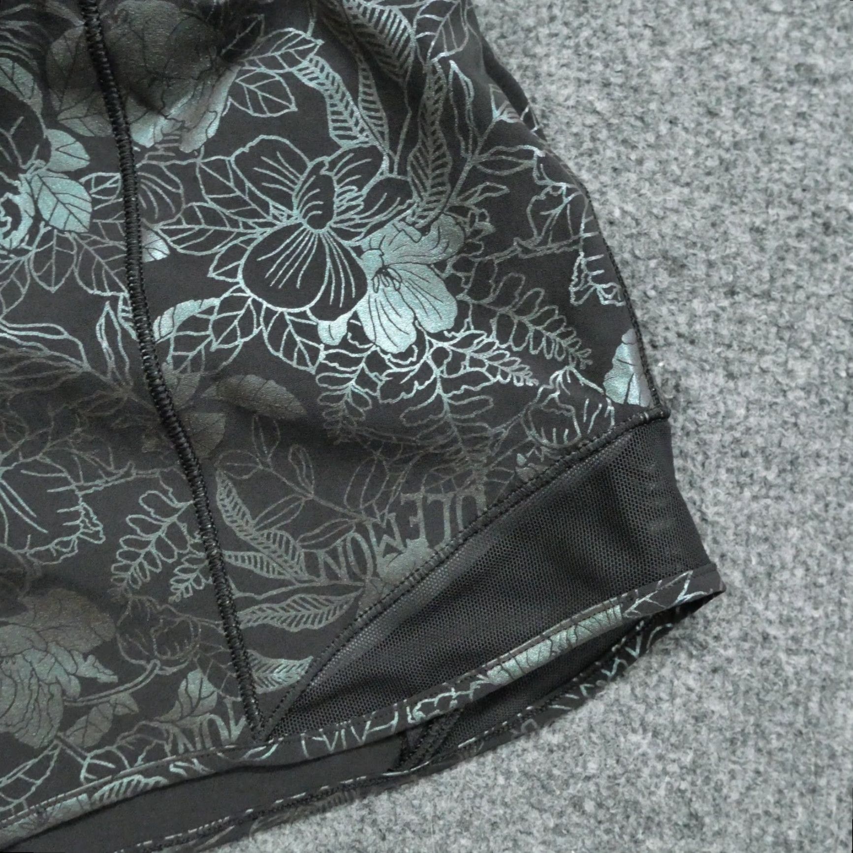 Lululemon Lululemon Shorts Womens 6 Black Green Floral Running Yoga Gym & Training Women 6 Black Size 28" / US 6 / IT 42 - 3 Thumbnail