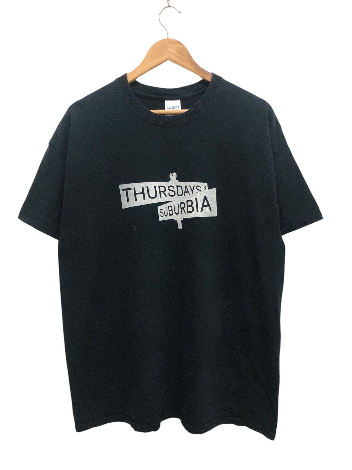 Band Tees × Gildan RARE 🤘🏽 THURSDAYS IN SUBURBIA ALTERNATIVE ROCK BAND TEE Size US XL / EU 56 / 4 - 1 Thumbnail