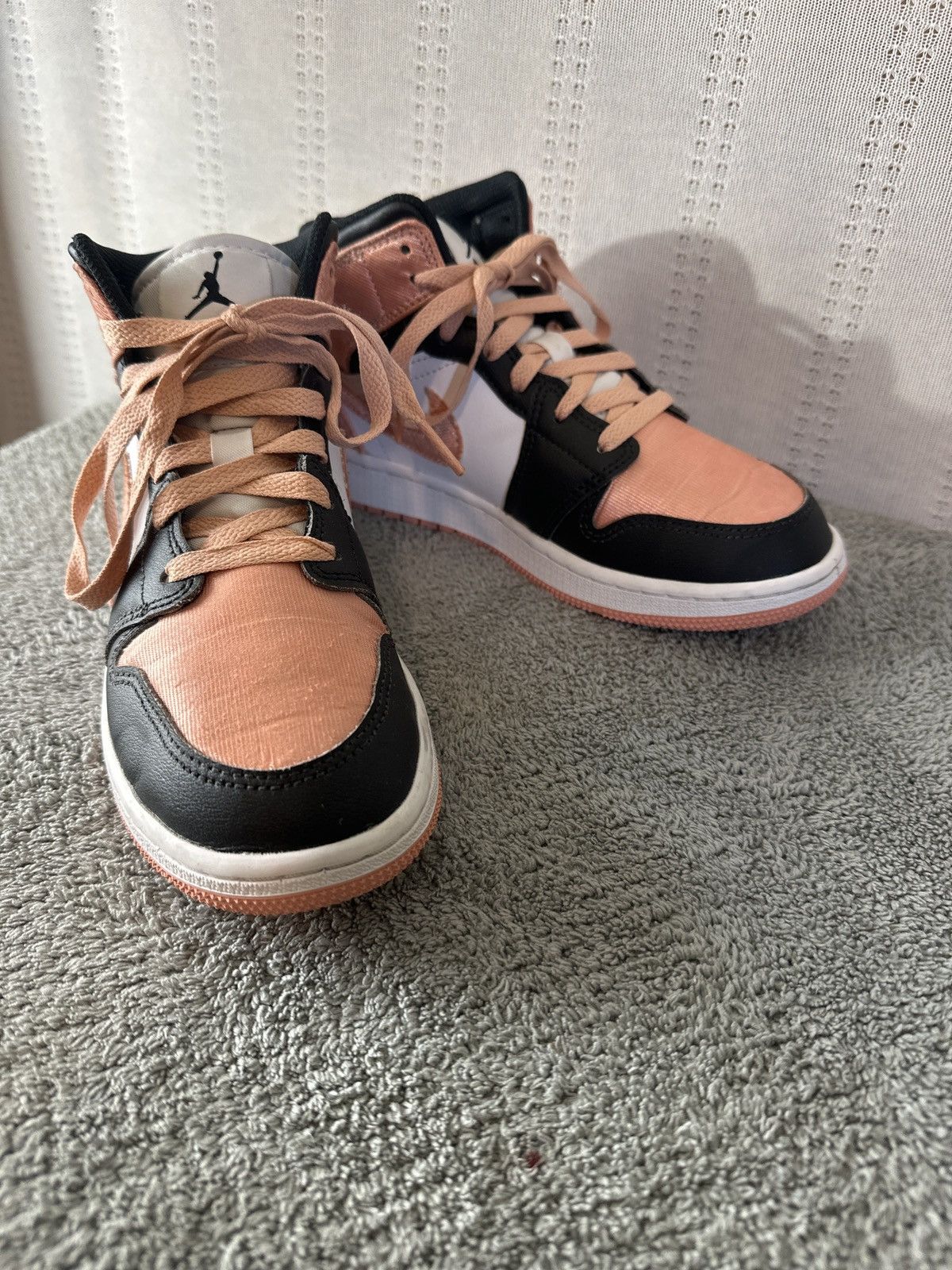 Jordan Brand Air Jordan(GS) 1 Mid 'White Light Madder Root Size US 6 / IT 36 - 2 Thumbnail