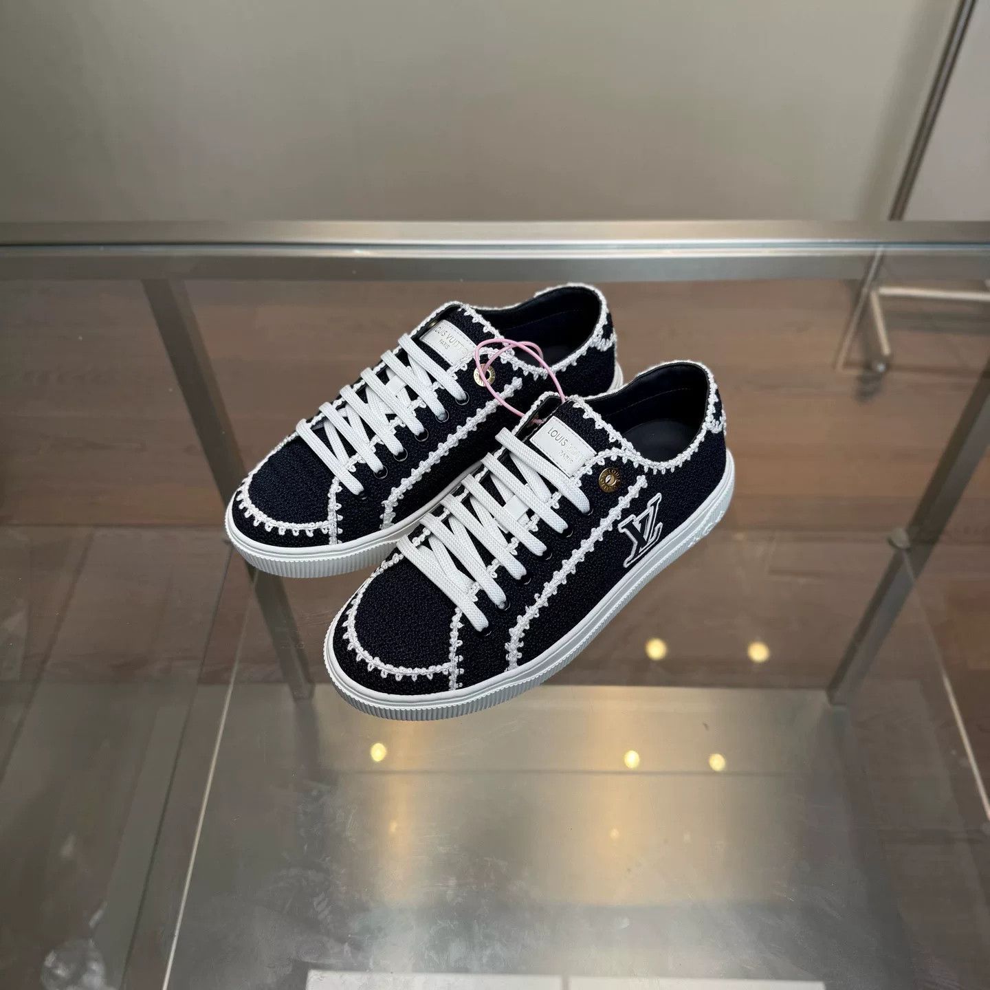 Louis Vuitton Louis Vuitton Lowtop Sneakers 25 Women Size US 8 / IT 38 - 1 Thumbnail
